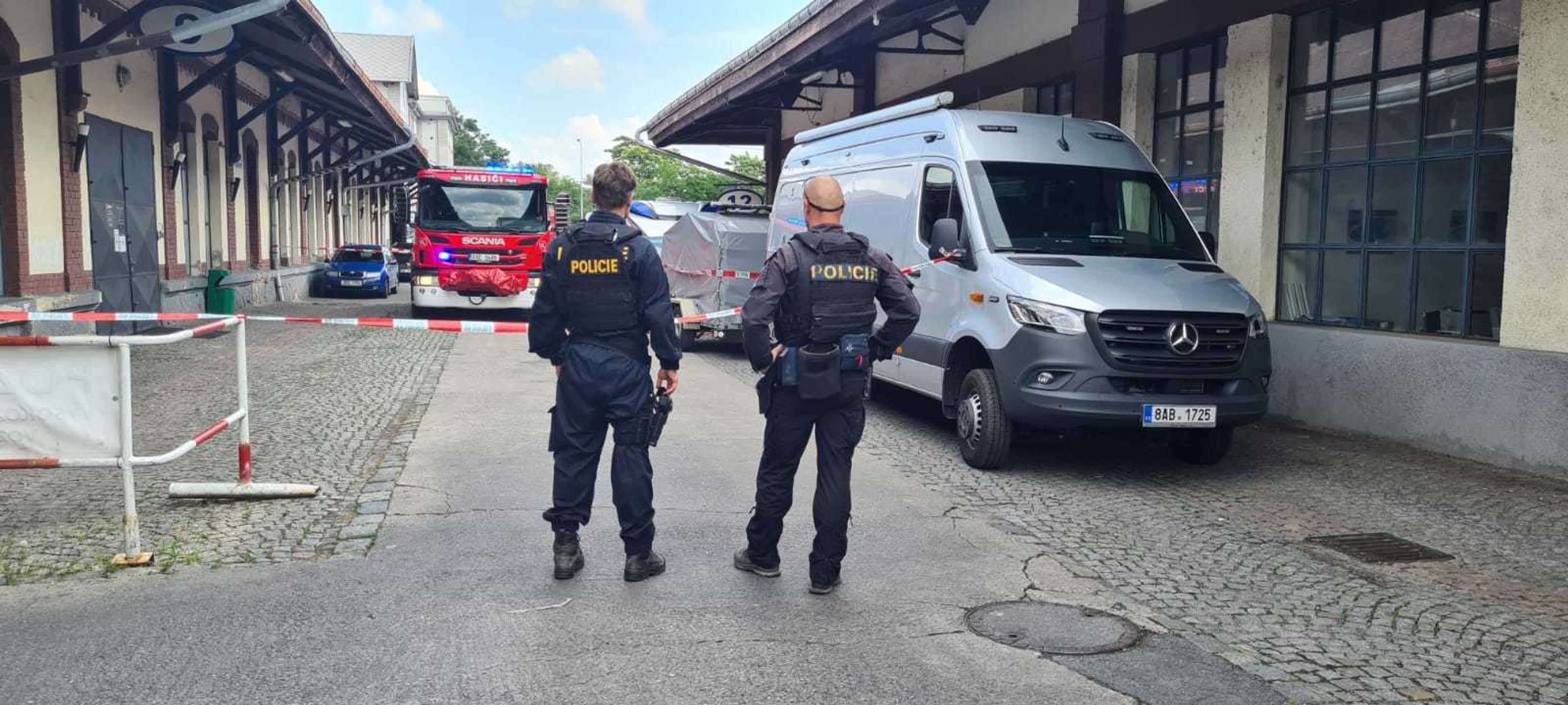 Policejní zásah v Holešovické tržnici - 1 - GALERIE: Střelba v centru Prahy (3/9)
