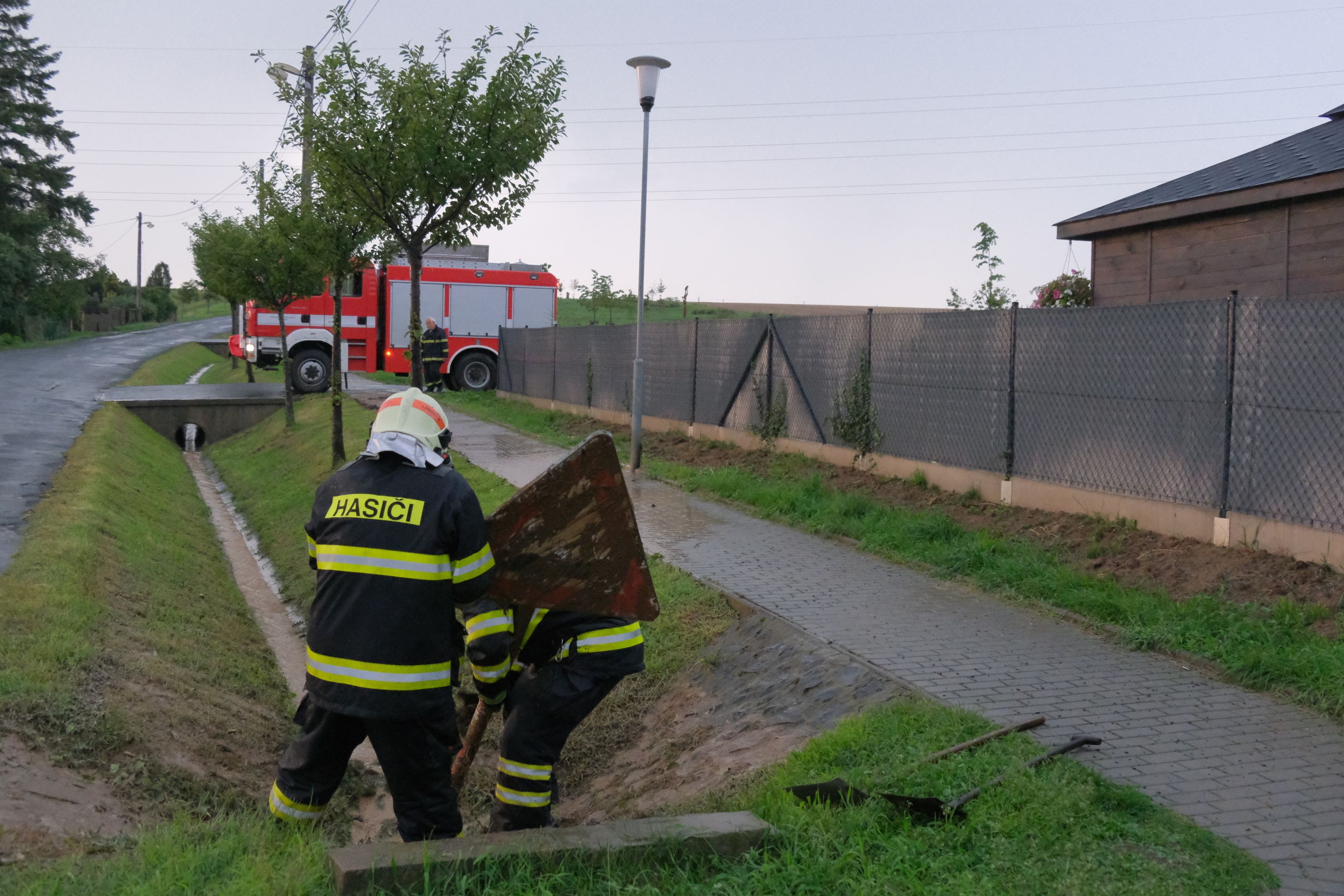 Moravskoslezští hasiči vyjeli v neděli odpoledne skoro 50krát - 21 - GALERIE: Bouřky na Moravě a ve Slezsku (1/21)