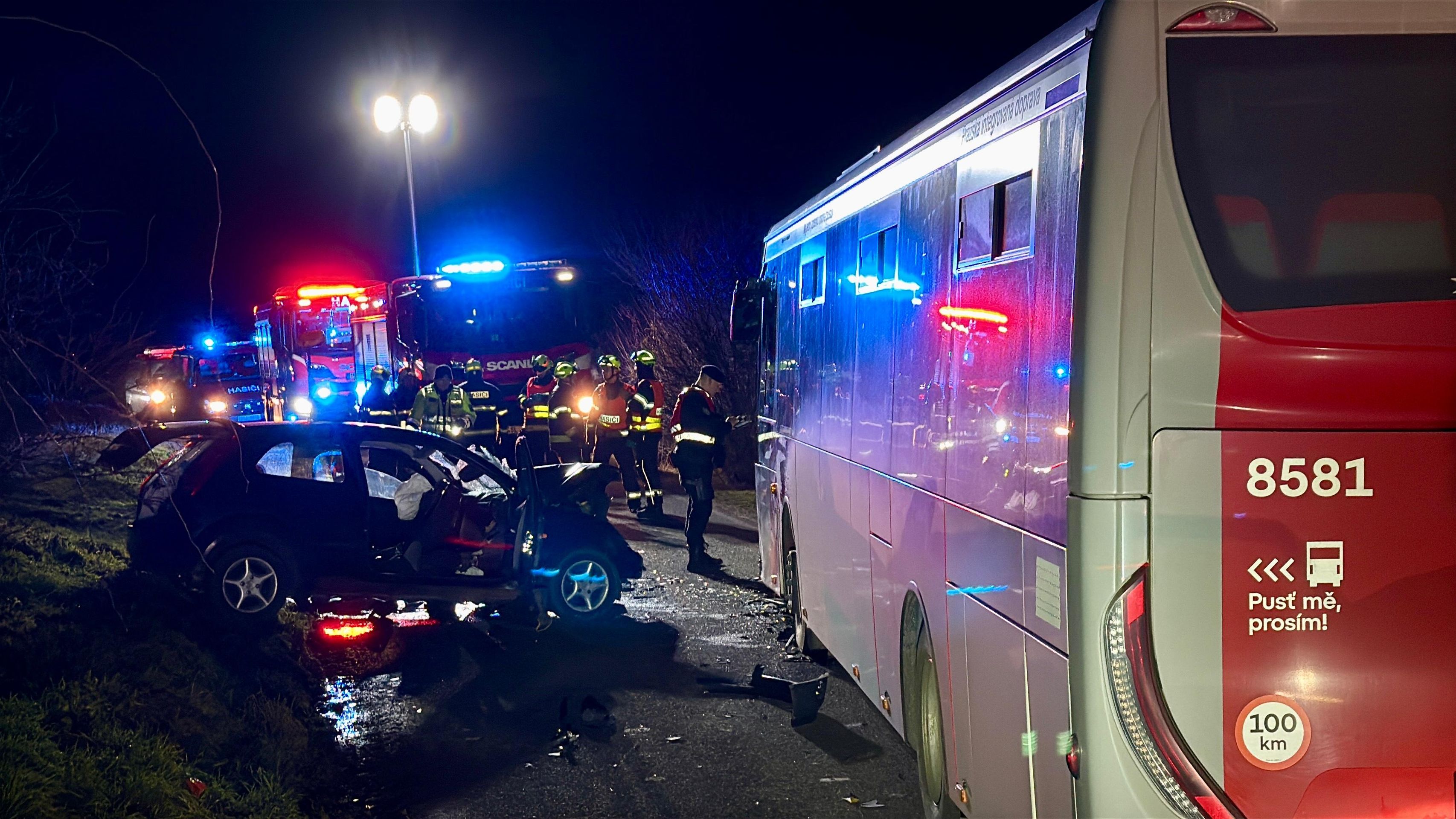 Nehoda autobusu a osobního auta u Českého Brodu - Nehoda autobusu a osobního auta u Českého Brodu (6/10)