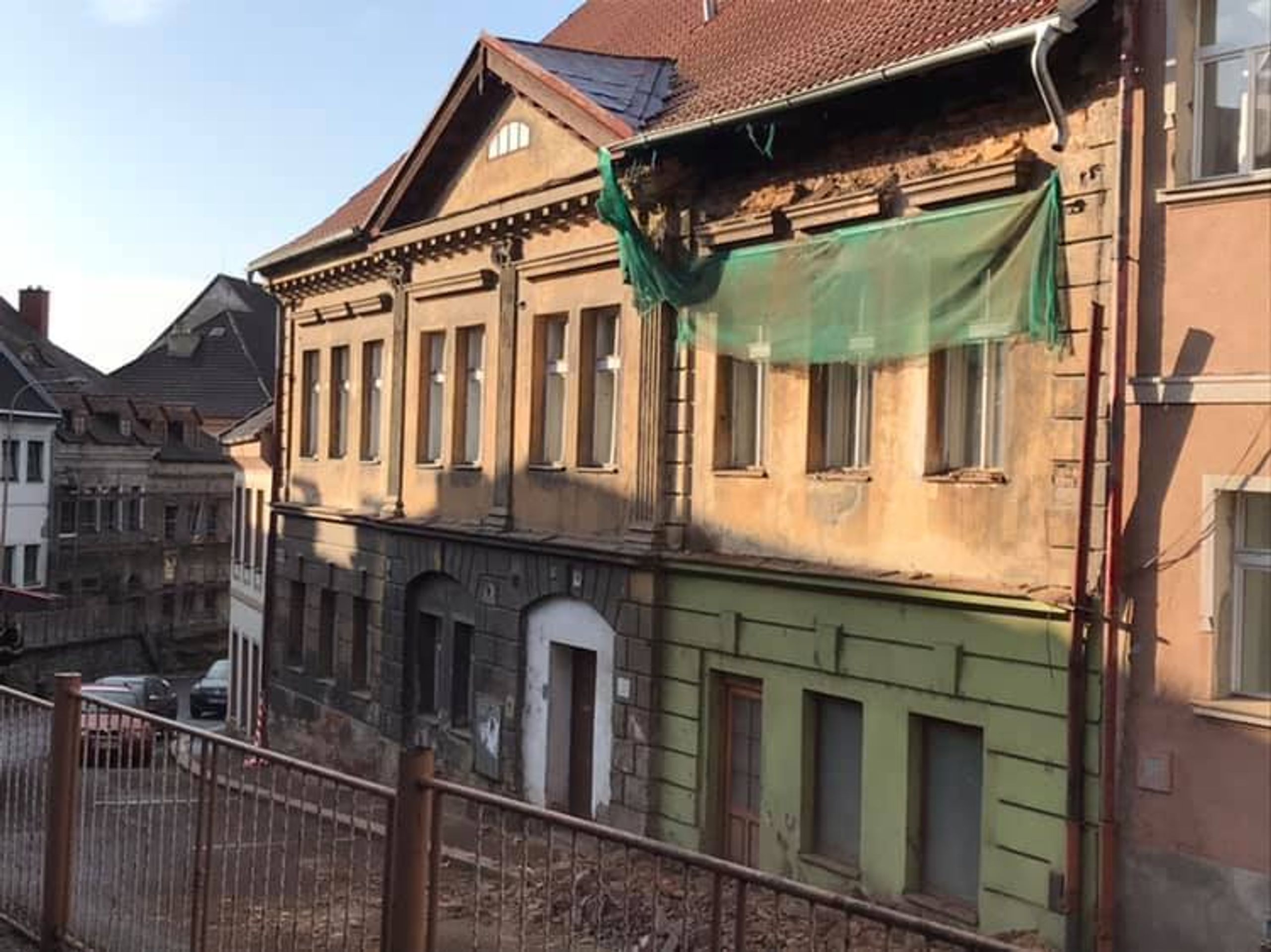 Opravovaná zeď domu v České Lípě se zřítila do ulice - 3 - GALERIE: Opravovaná zeď se zřítila do ulice (4/7)