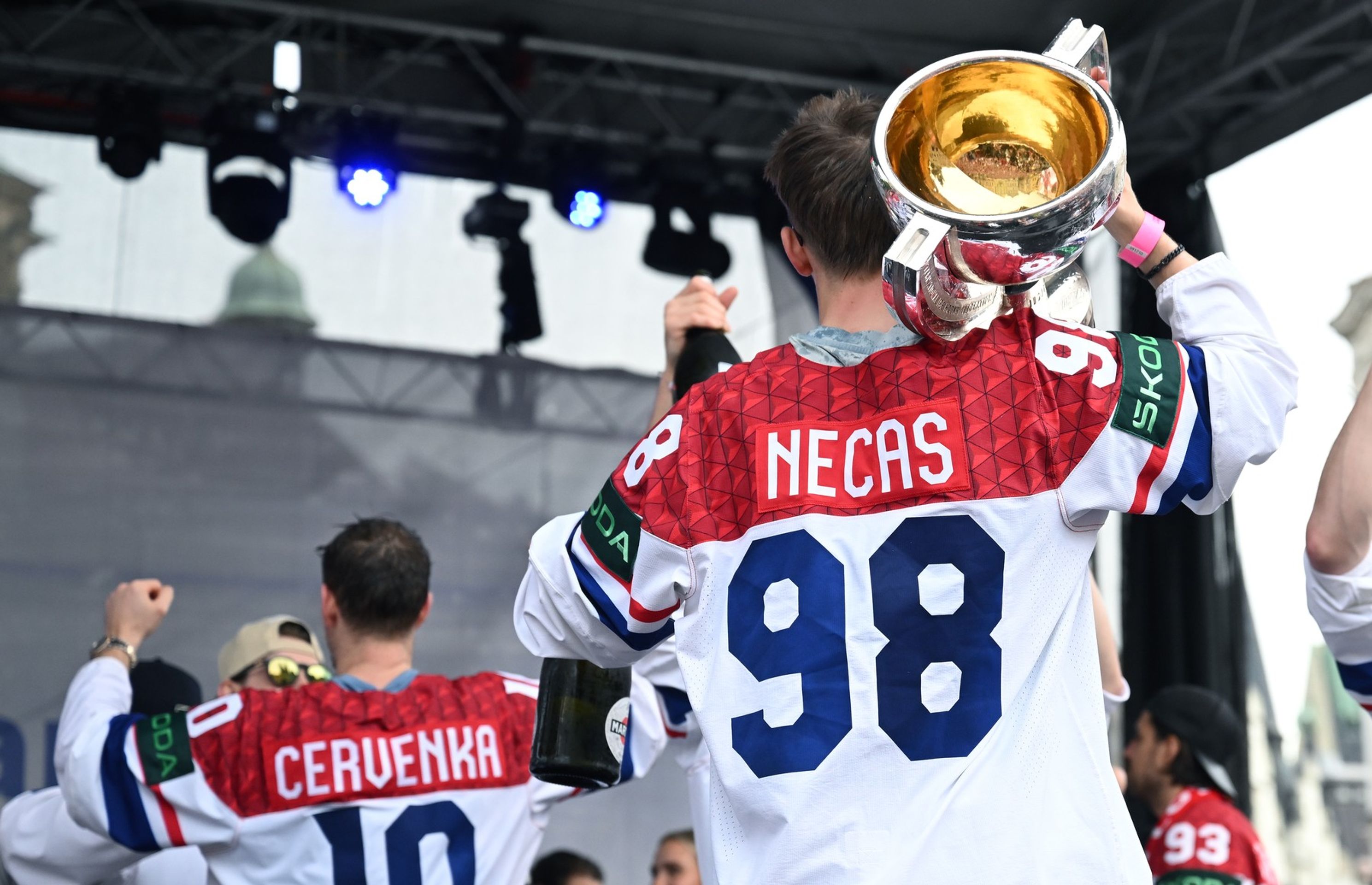 Martin Nečas s pohárem pro mistry světa v hokeji - Oslavy českých hokejistů na Staroměstském náměstí (10/10)