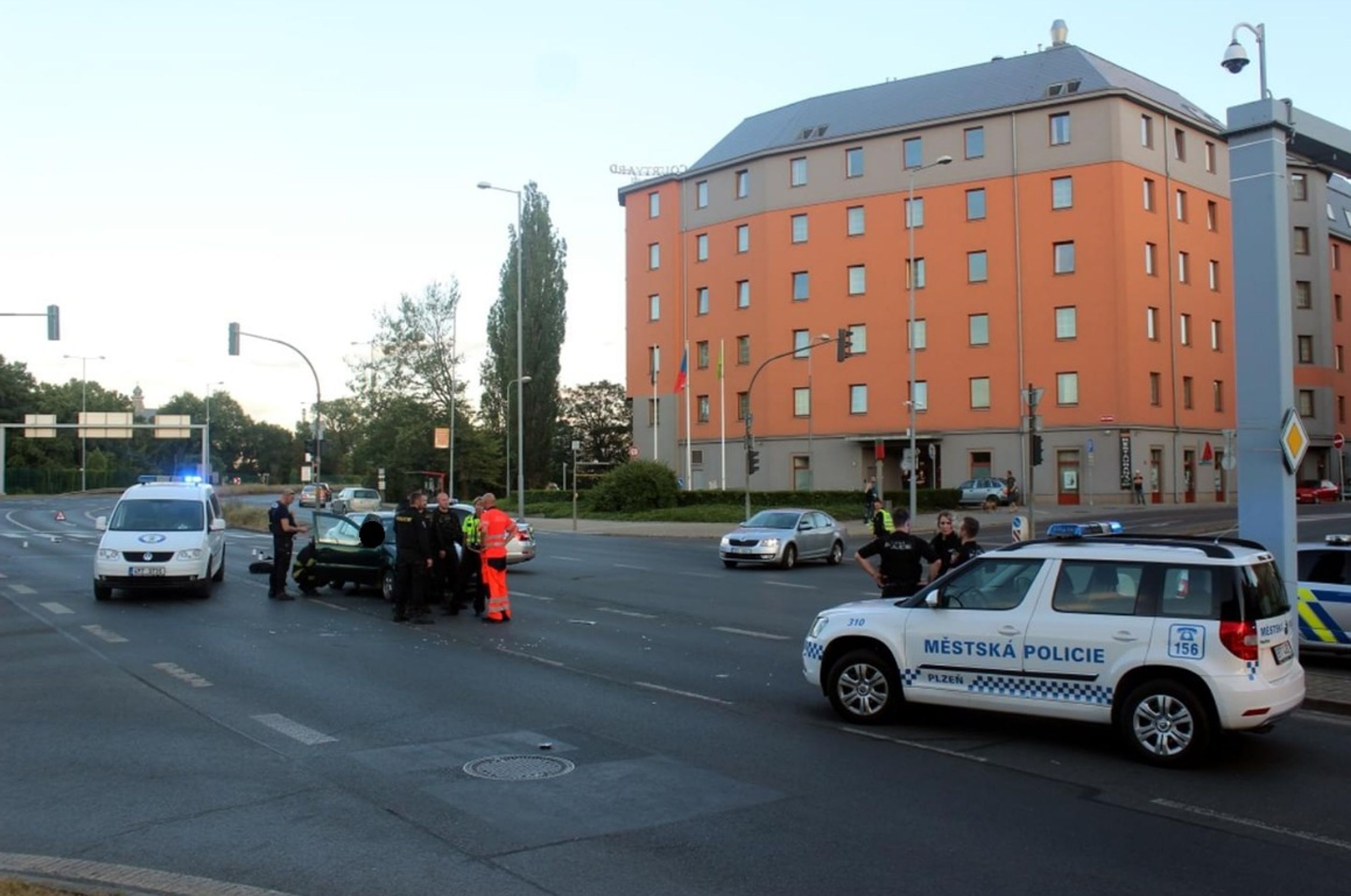 Auto srazilo v Plzni na přechodu dvě děti - 5 - GALERIE: Auto srazilo na přechodu v Plzni dvě děti (5/9)