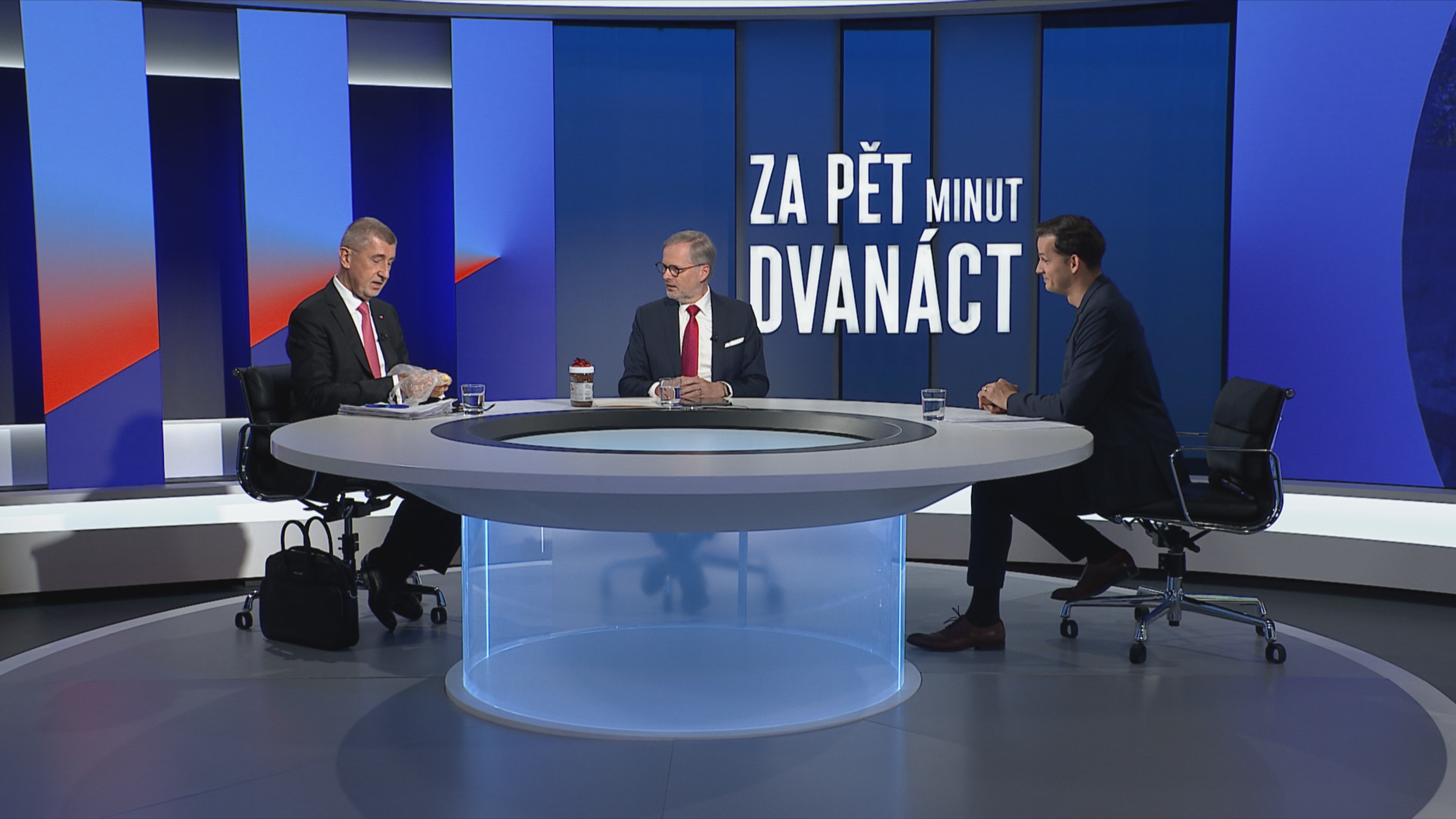 Andrej Babiš a Petr Fiala v pořadu Za pět dvanáct - Babiš přinesl Fialovi rohlík s Nutellou (8/10)