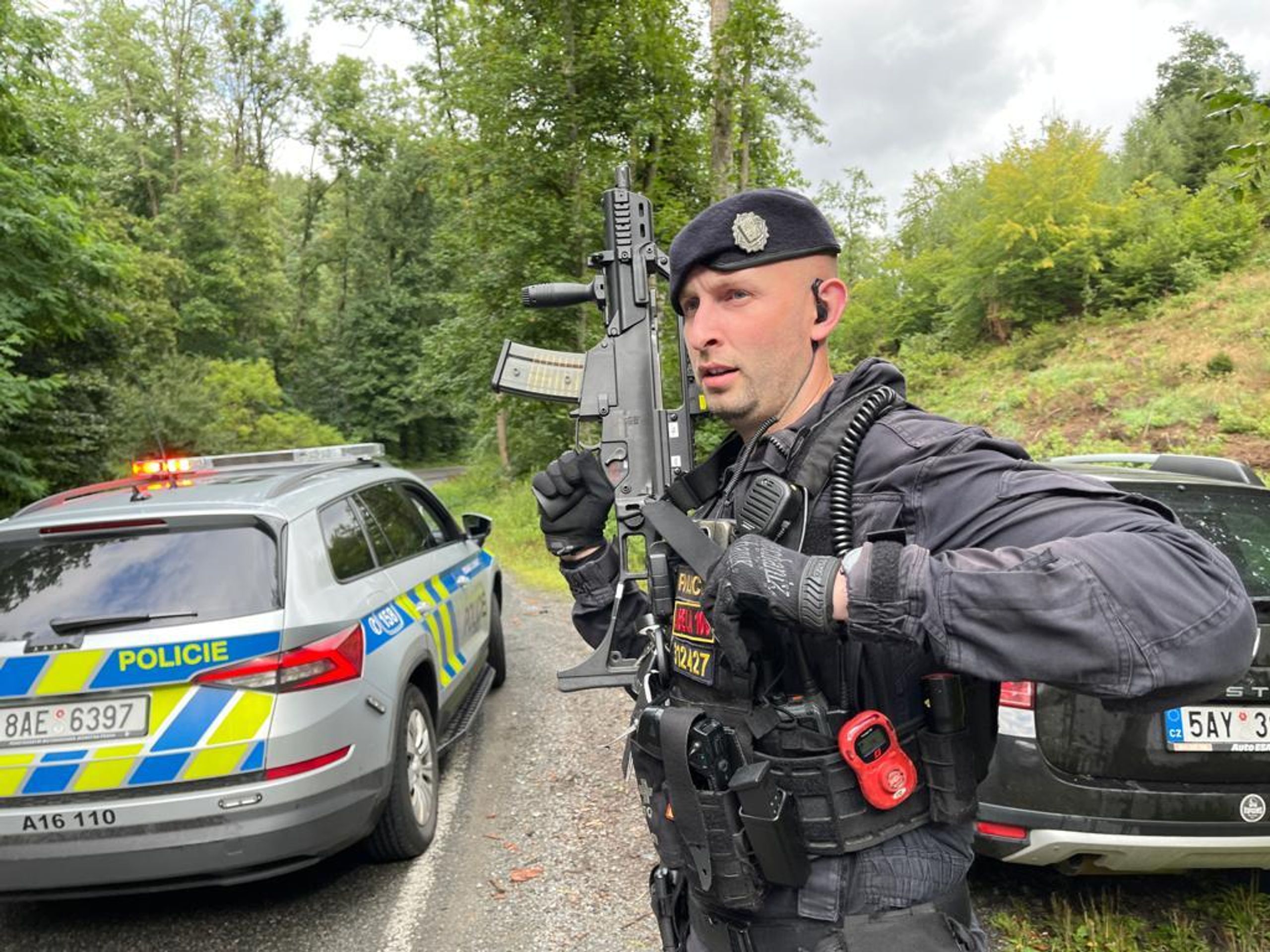 Policisté u Dolních Břežan u Prahy hledají medvěda - 3 - GALERIE: Policisté u Prahy pátrají po medvědovi (6/8)