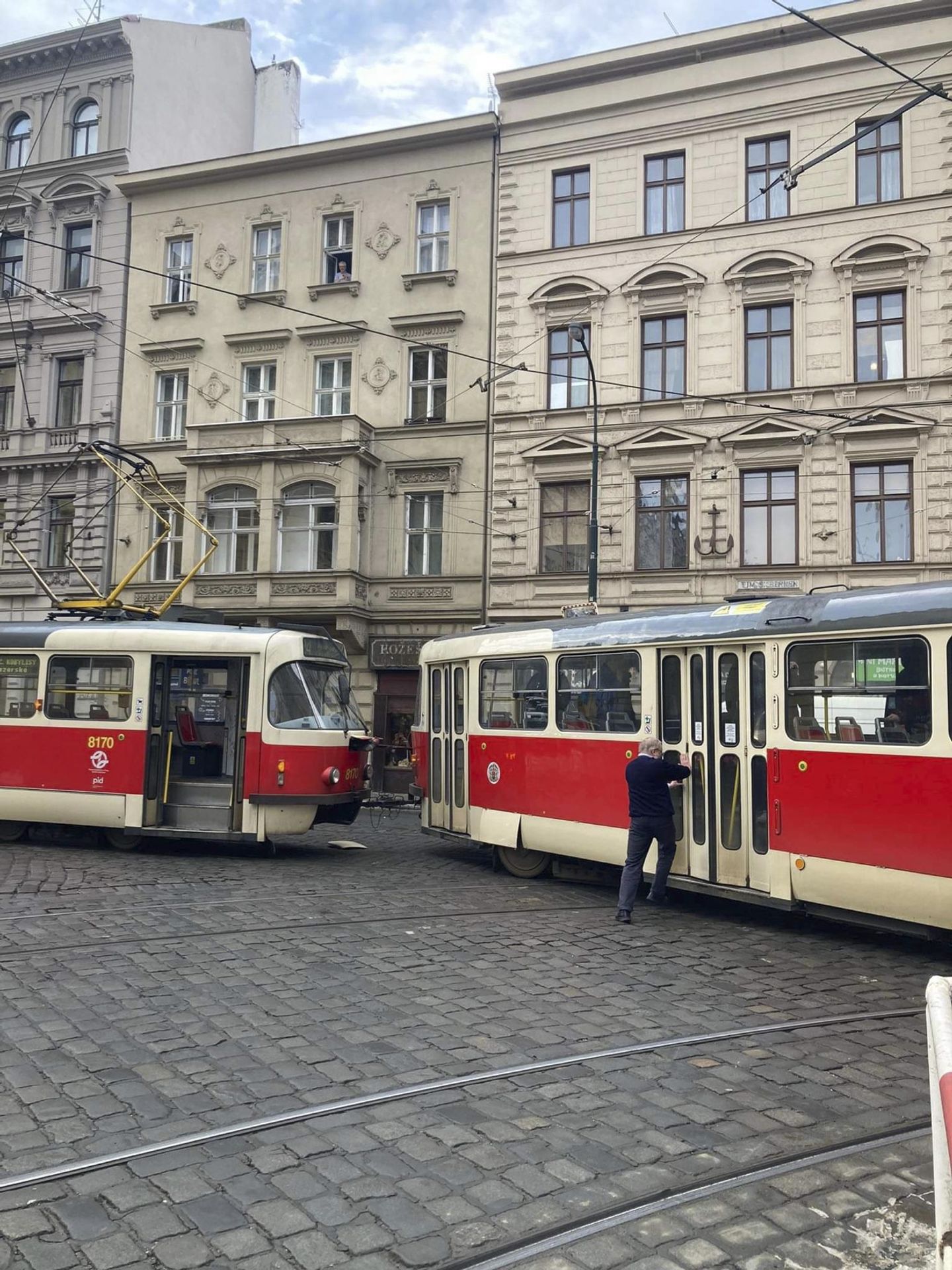 Vykolejení tramvaje (2) - Vykolejení tramvaje v Praze (3/3)