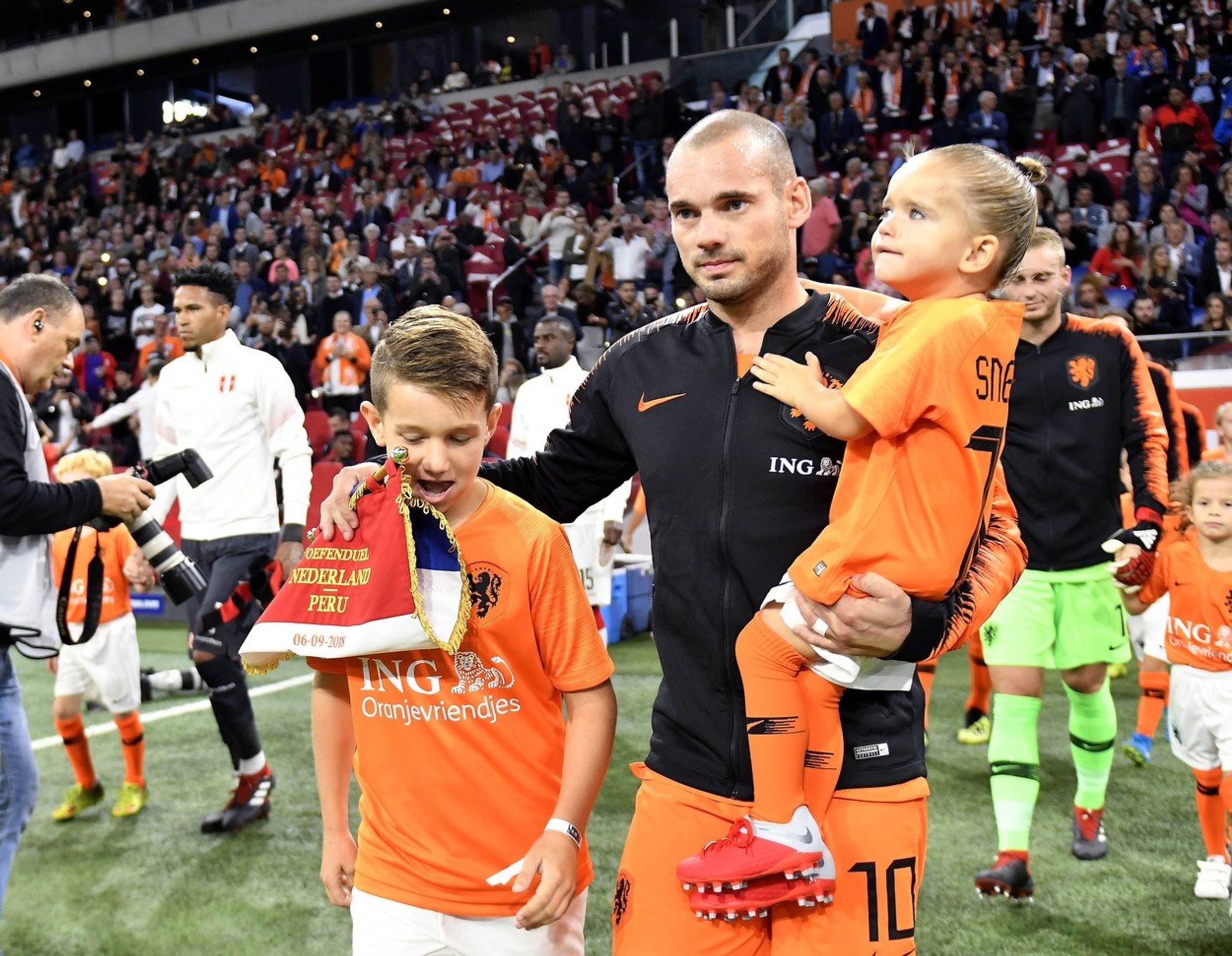 Wesley Sneijder s rodinou - GALERIE: Wesley Sneijder se rozloučil s reprezentační kariérou (1/4)