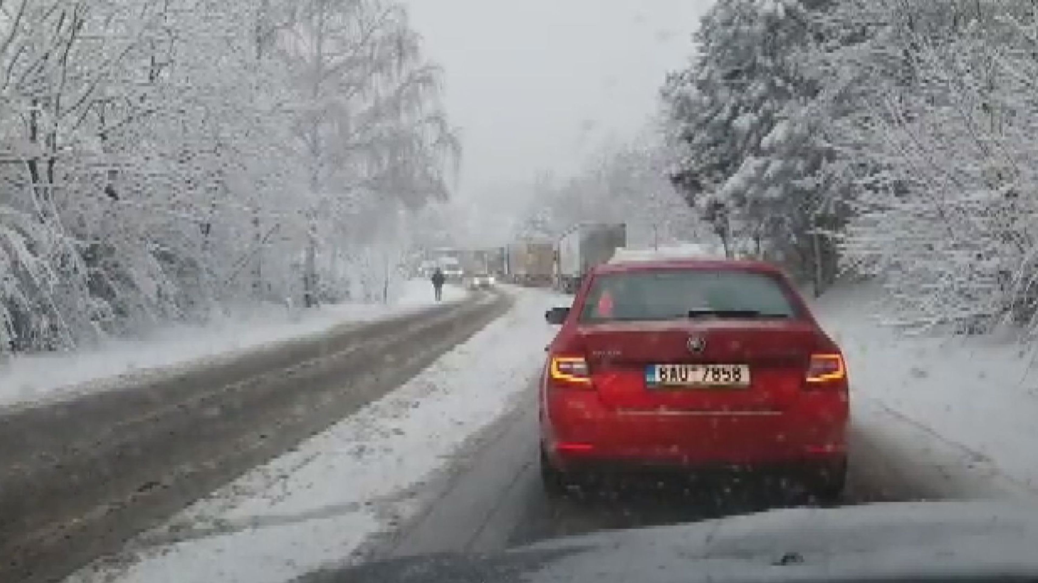 Situace na silnicích na jihu Moravy není jednoduchá - Komplikace na silnicích kvůli sněhu (16/21)