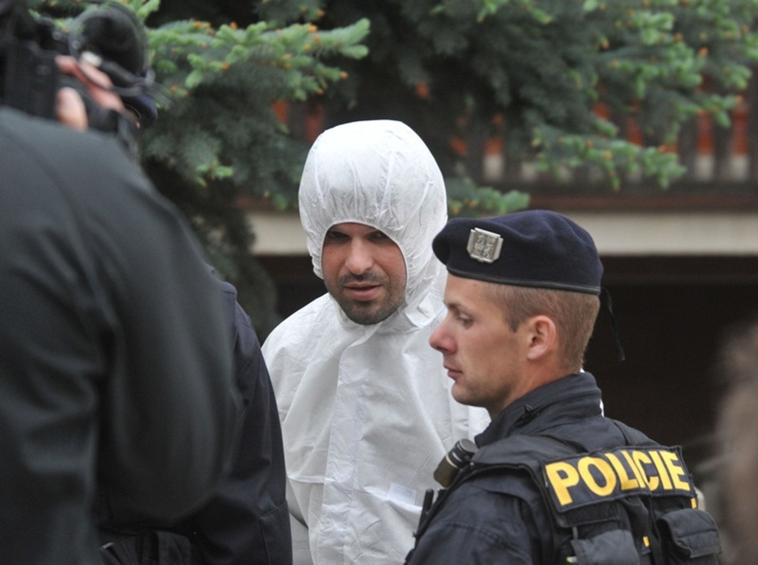 Čtyřnásobná vražda v Brně - policisté na místě činu - 4 - GALERIE: Čtyřnásobná vražda v Brně Ivanovicích - místo činu (5/8)