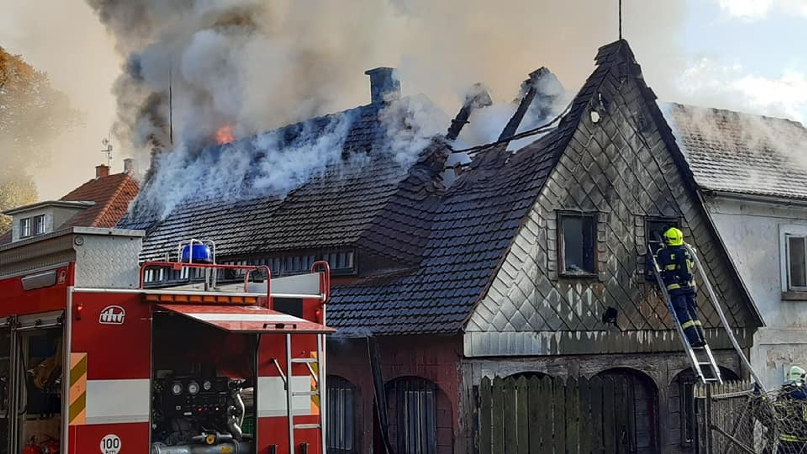 Požár roubenky ve Varnsdorfu na Děčínsku - 1 - GALERIE: Požár roubenky ve Varnsdorfu na Děčínsku (9/9)