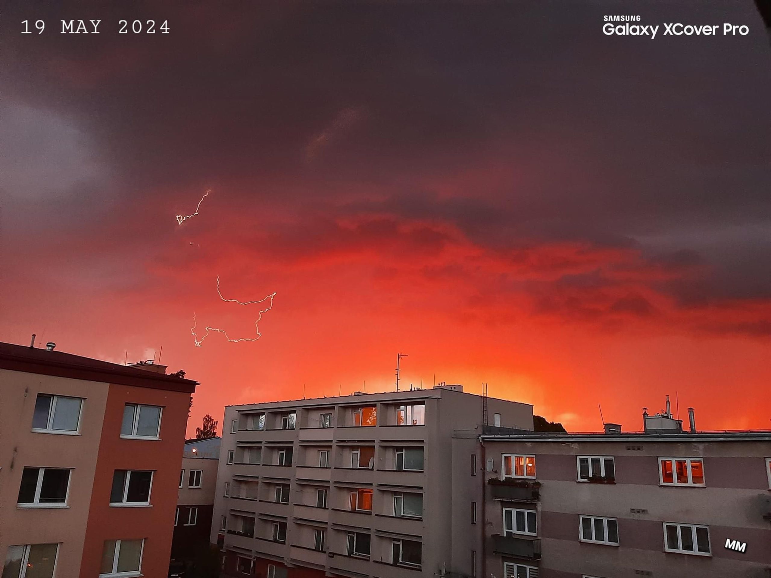 Bouře na Jihlavsku - Neuvěřitelná nebeská podívaná: Bouřkové nebe se zbarvilo do rudé barvy (14/14)