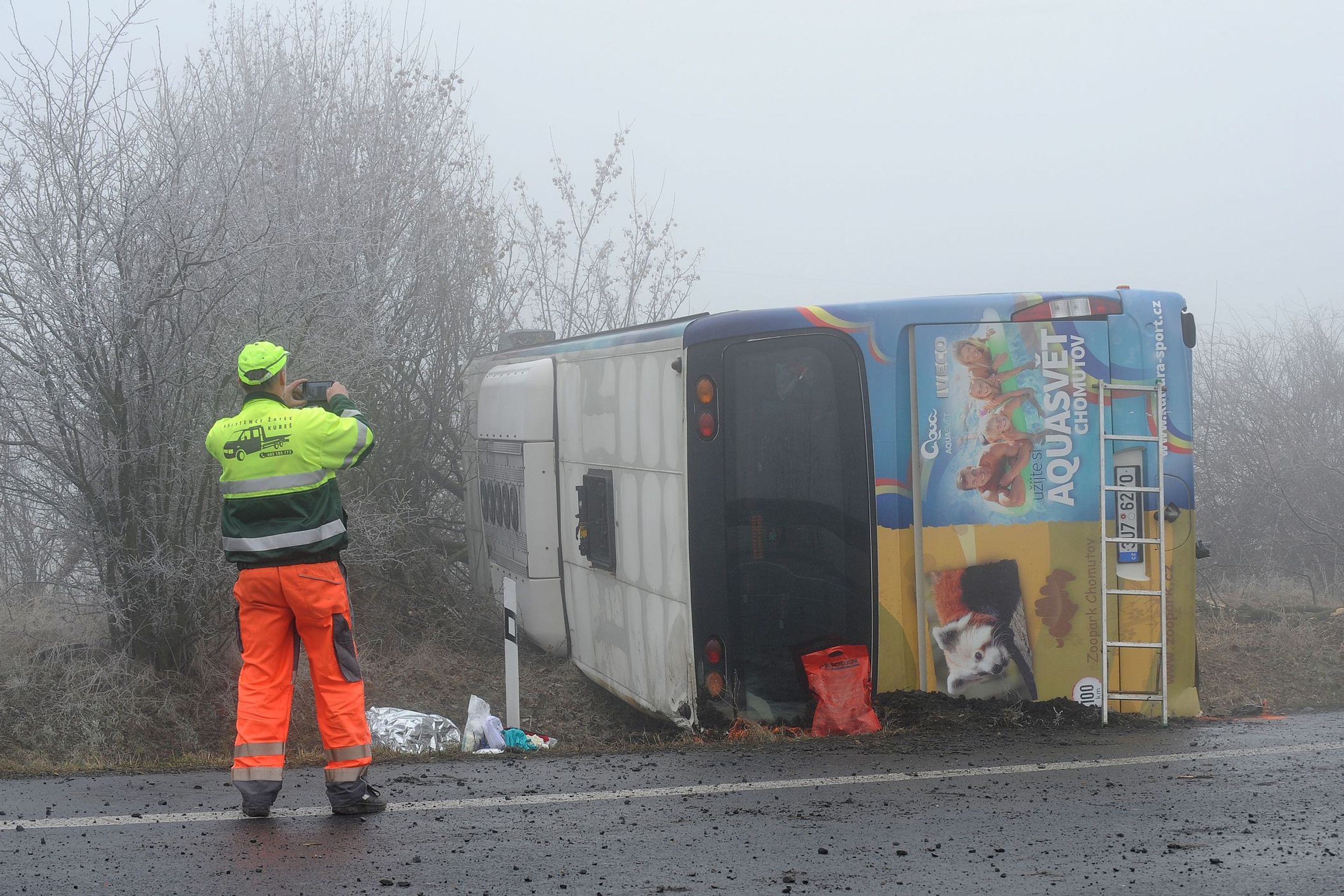 Nehoda autobusu s dětmi u Panenského Týnce - 12 - GALERIE: Nehoda autobusu s dětmi u Panenského Týnce (4/25)