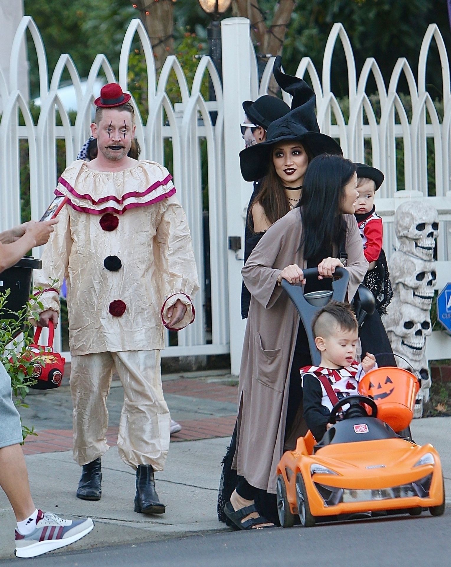 Macaulay Culkin se snoubenkou a jejich dětmi - Celebrity oslavily Halloween (4/12)