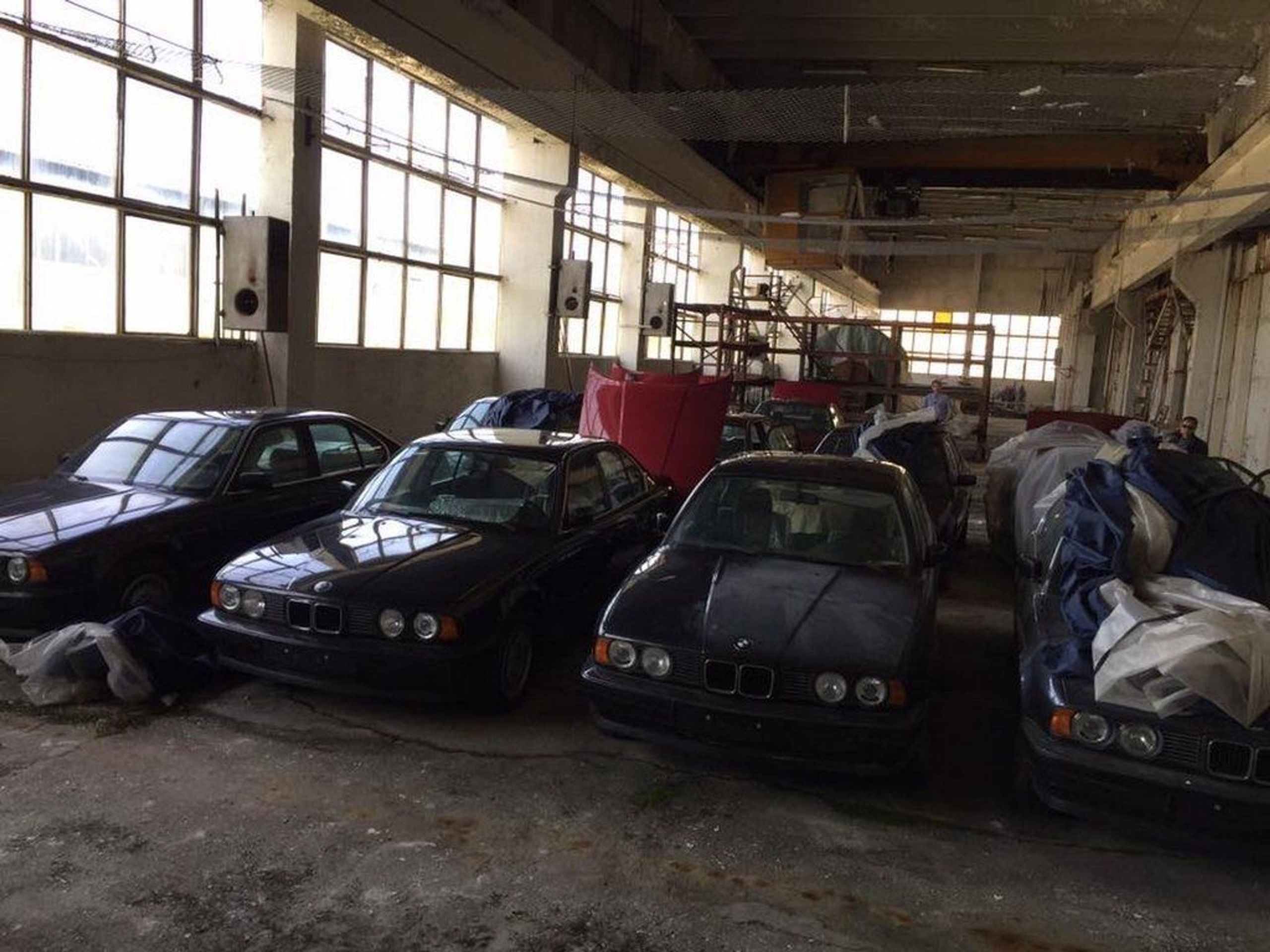 Sklad 25 let ukrýval 11 vozů BMW řady 5 - 34 - Fotogalerie: V bulharském skladu se 25 let skrýval poklad (4/16)