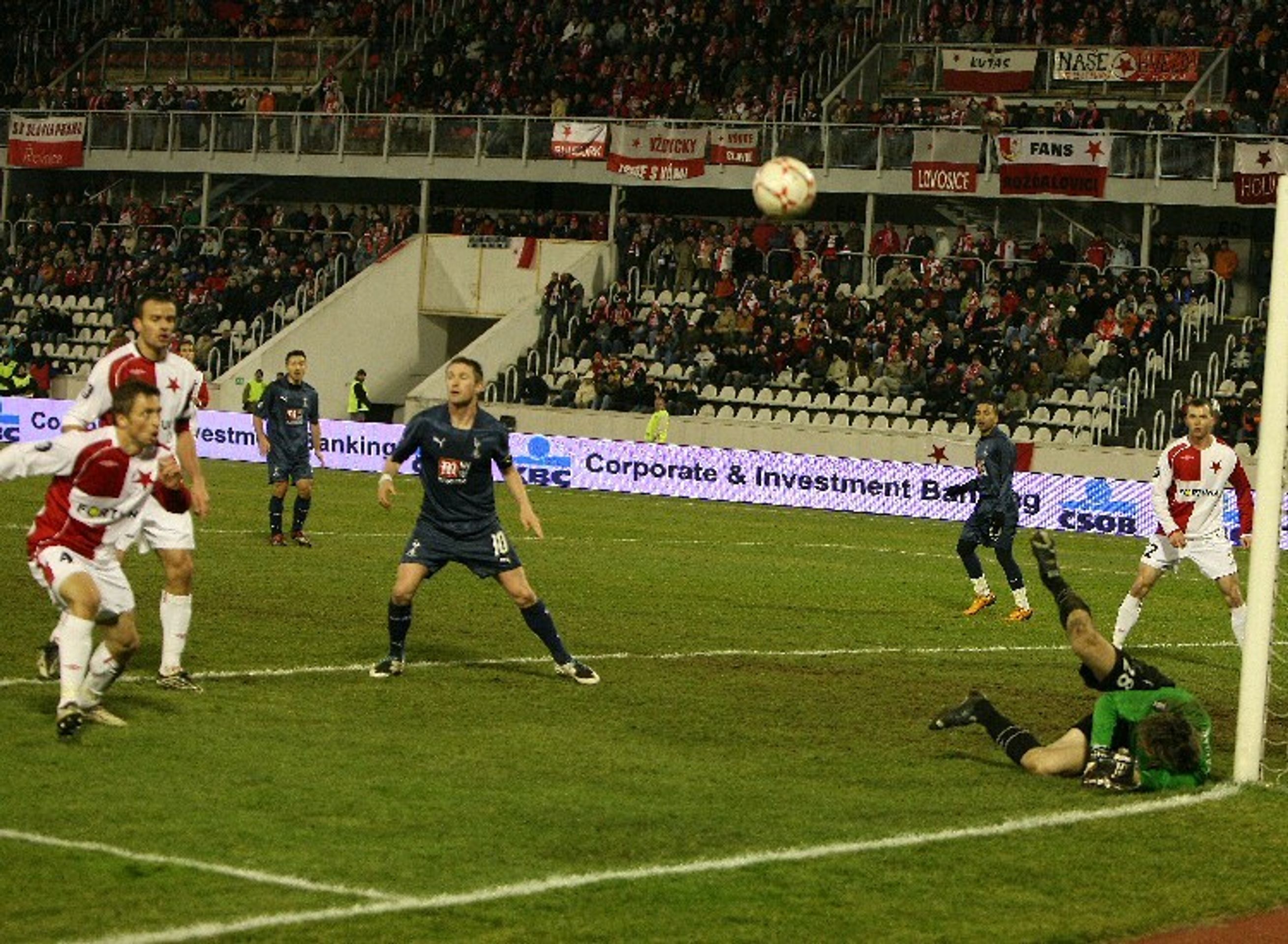 Martin Vaniak po jednom ze zákroků proti Keanovi. - Videa: Slavia podlehla Tottenhamu 1:2 (5/8)