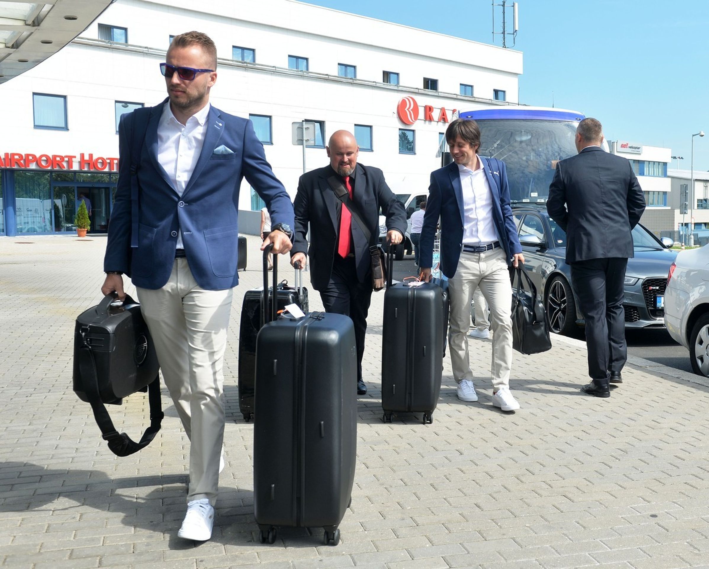 Čeští fotbalisté odletěli na EURO do Francie - 2 - GALERIE: Čeští fotbalisté odletěli na EURO do Francie (2/6)