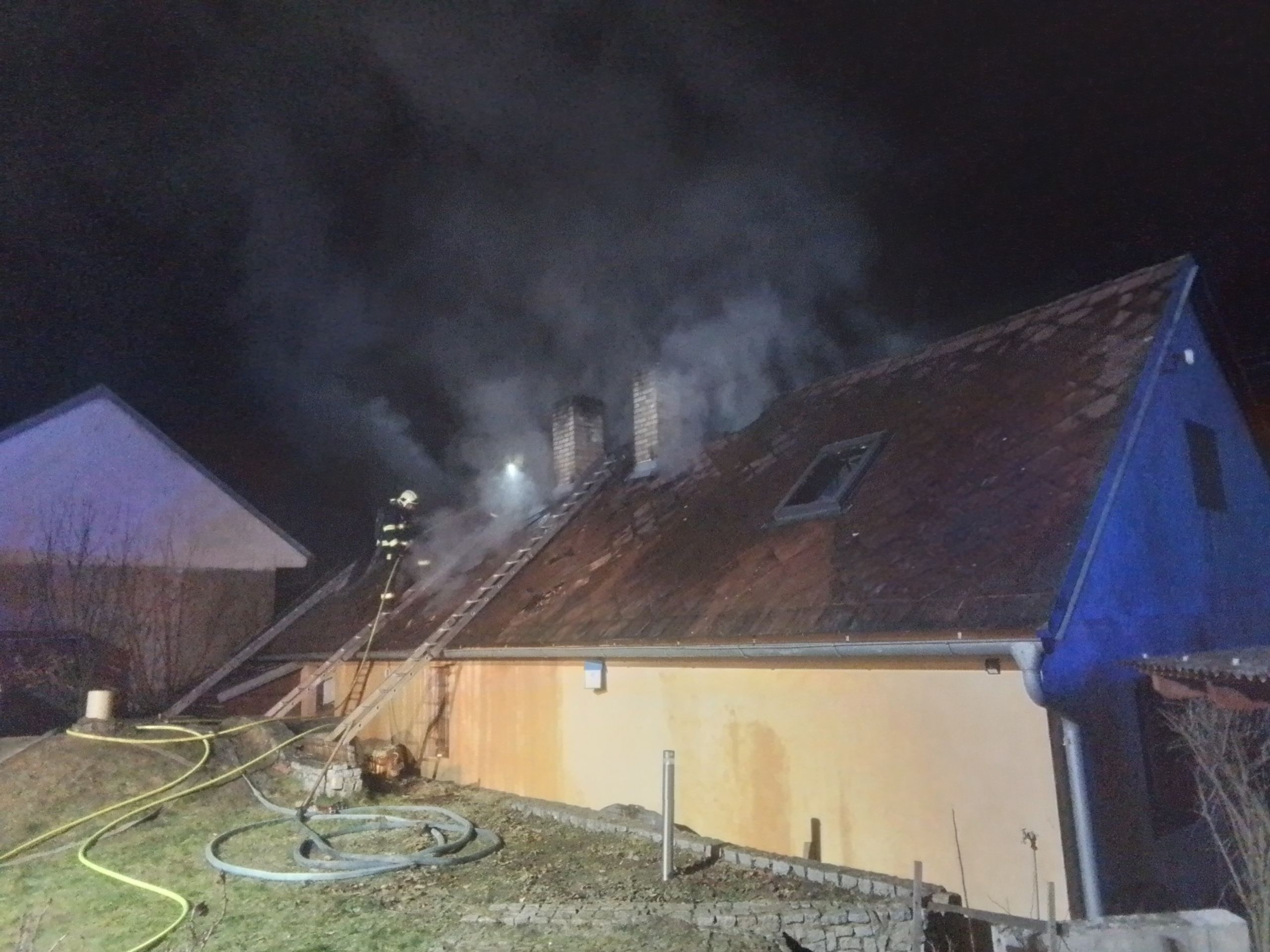Požár rodinného domu v obci Knínice na Jihlavsku, 25. 12. 2024 hzs kraje vysočina (2) - Požáry během vánočních svátků (16/26)