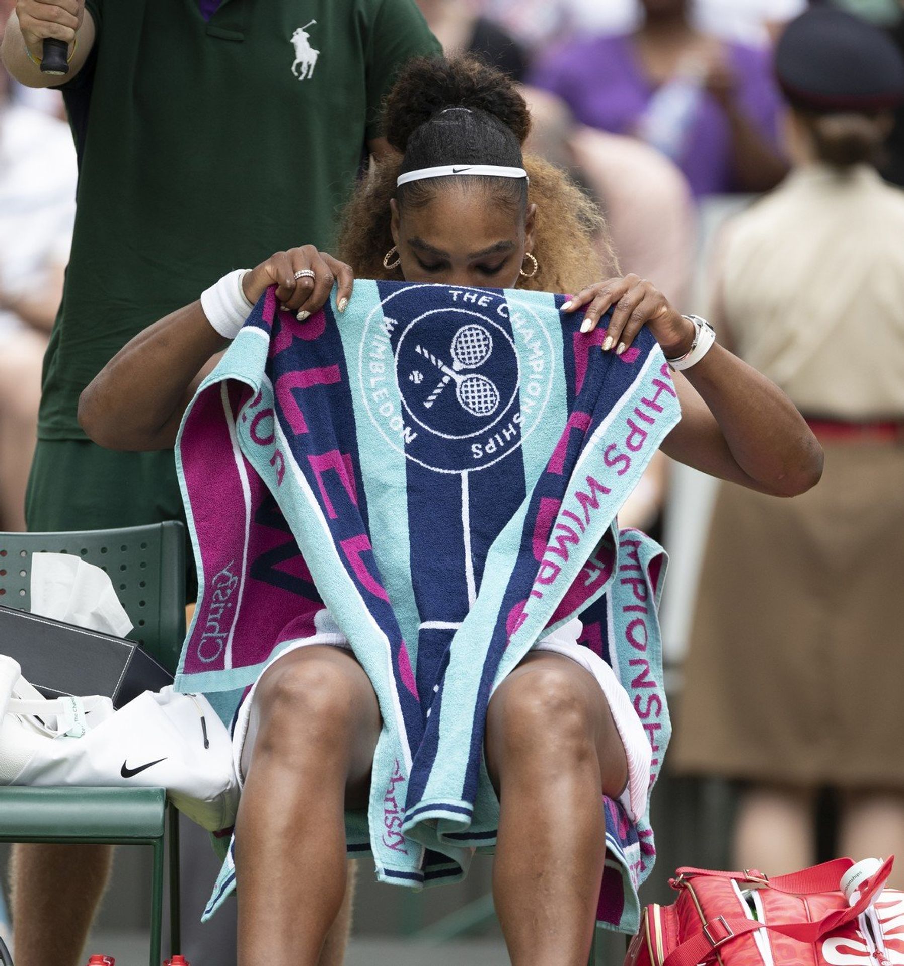 Serena Williamsová na Wimbledonu - GALERIE: Serena Williamsová skrývá pod ručníkem tajnou zbraň (1/4)