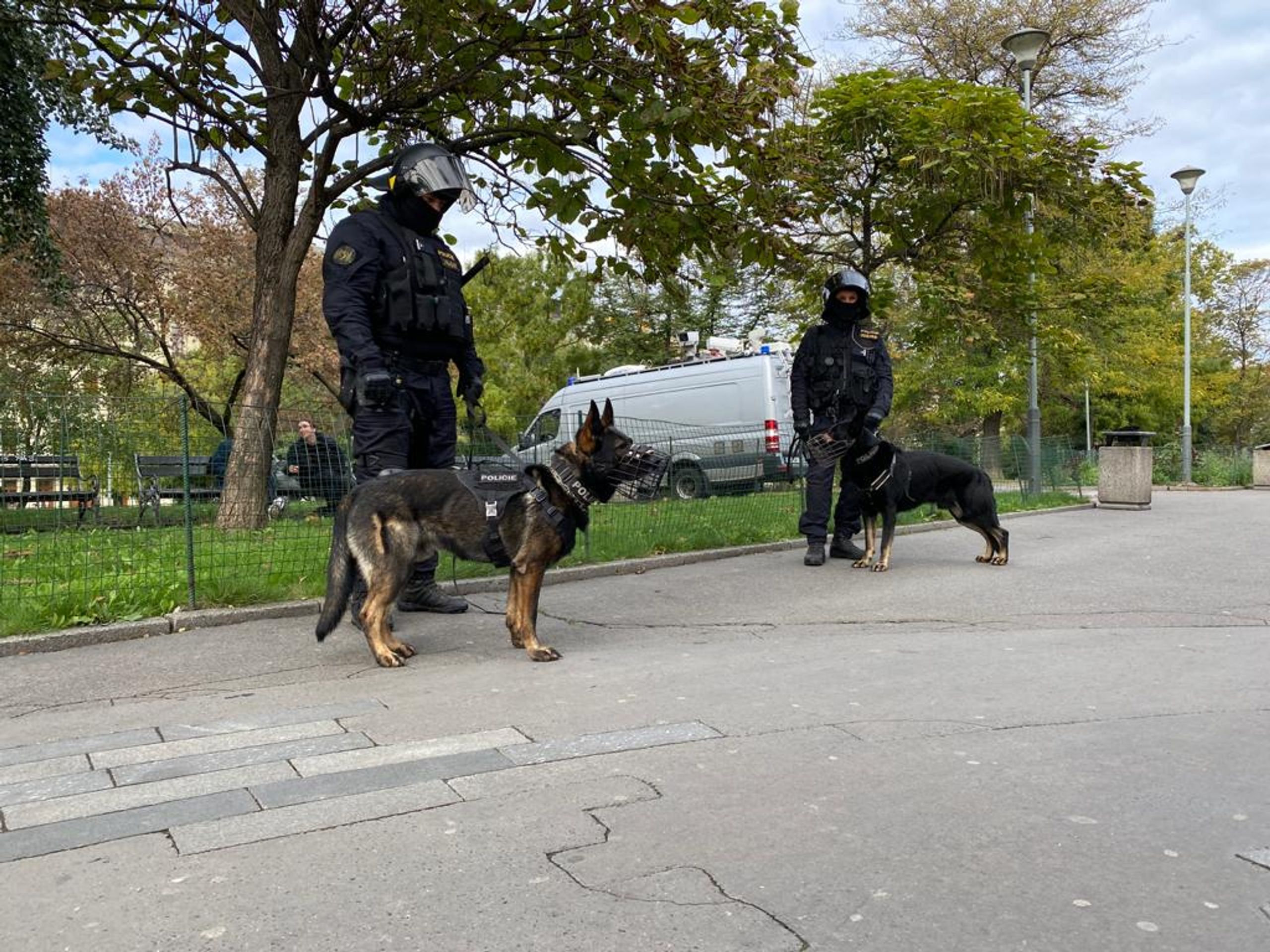 Bezpečnostní opatření policistů na hlavním nádraží v Praze kvůli protestu fotbalových chuligánů - GALERIE: Demonstrace fotbalových chuligánů v Praze proti opatřením (12/17)