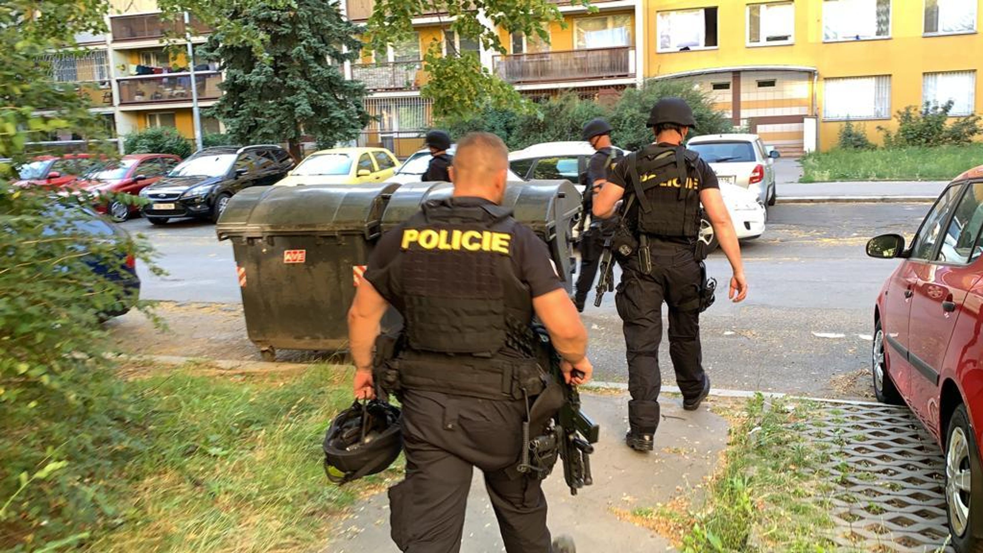Muž v Praze hrozil zbraní - 12 - GALERIE: Opilí muž měl ohrožovat okolí puškou (4/11)