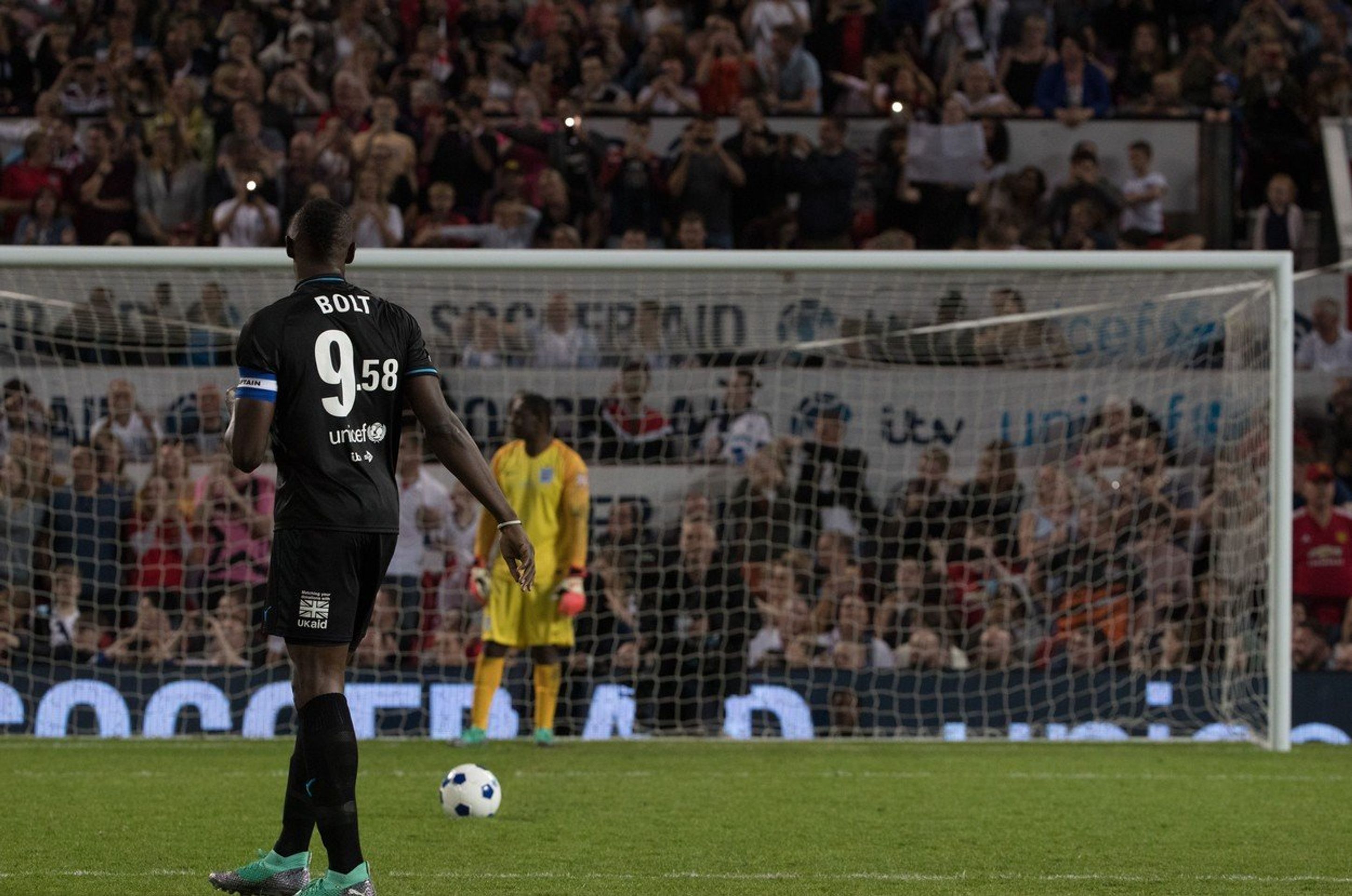 Usain Bolt - GALERIE: Usain Bolt si zahrál fotbal na slavném Old Trafford (3/4)
