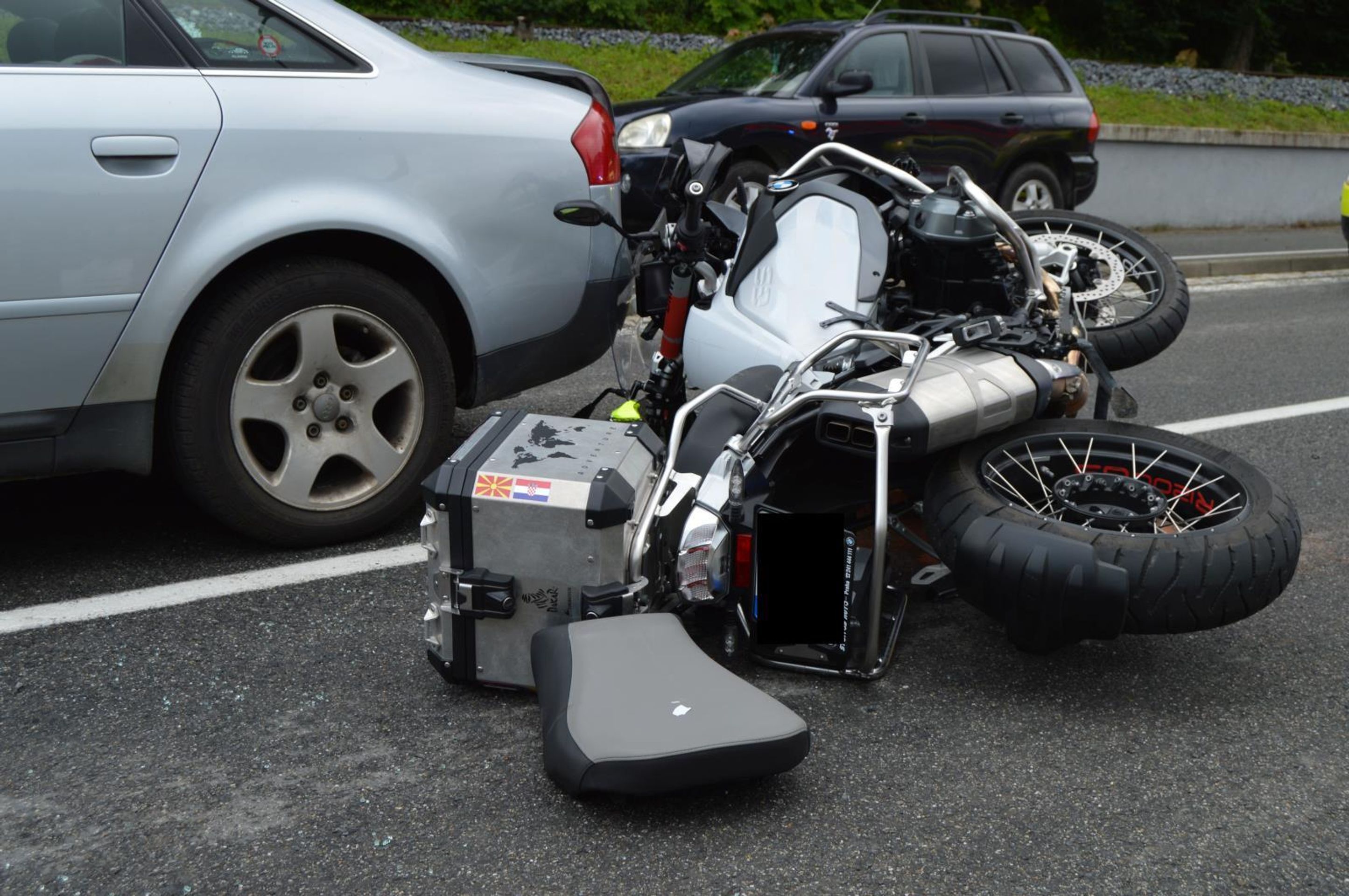 Spolujezdkyně se vážně zranila při nehodě motorky - 5 - GALERIE: Vážná nehoda na Vsetínsku (4/8)