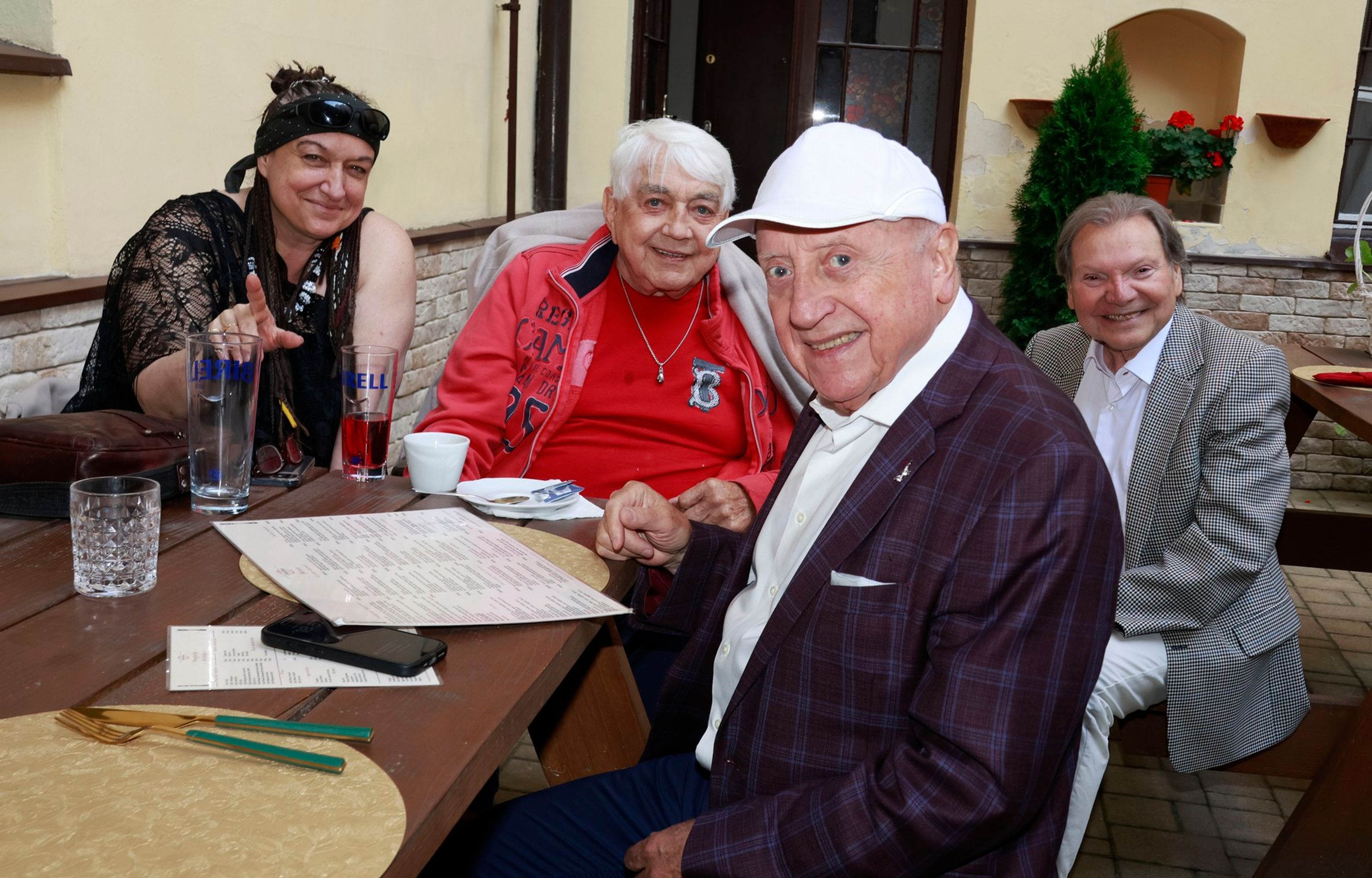 Antonín Gondolán, Felix Slováček, Jiří Krampol, Bea Albrecht, 13. 6. 2025 - Jiří Krampol na oslavě Antonína Gondolána, 13. 6. 2025 (5/7)