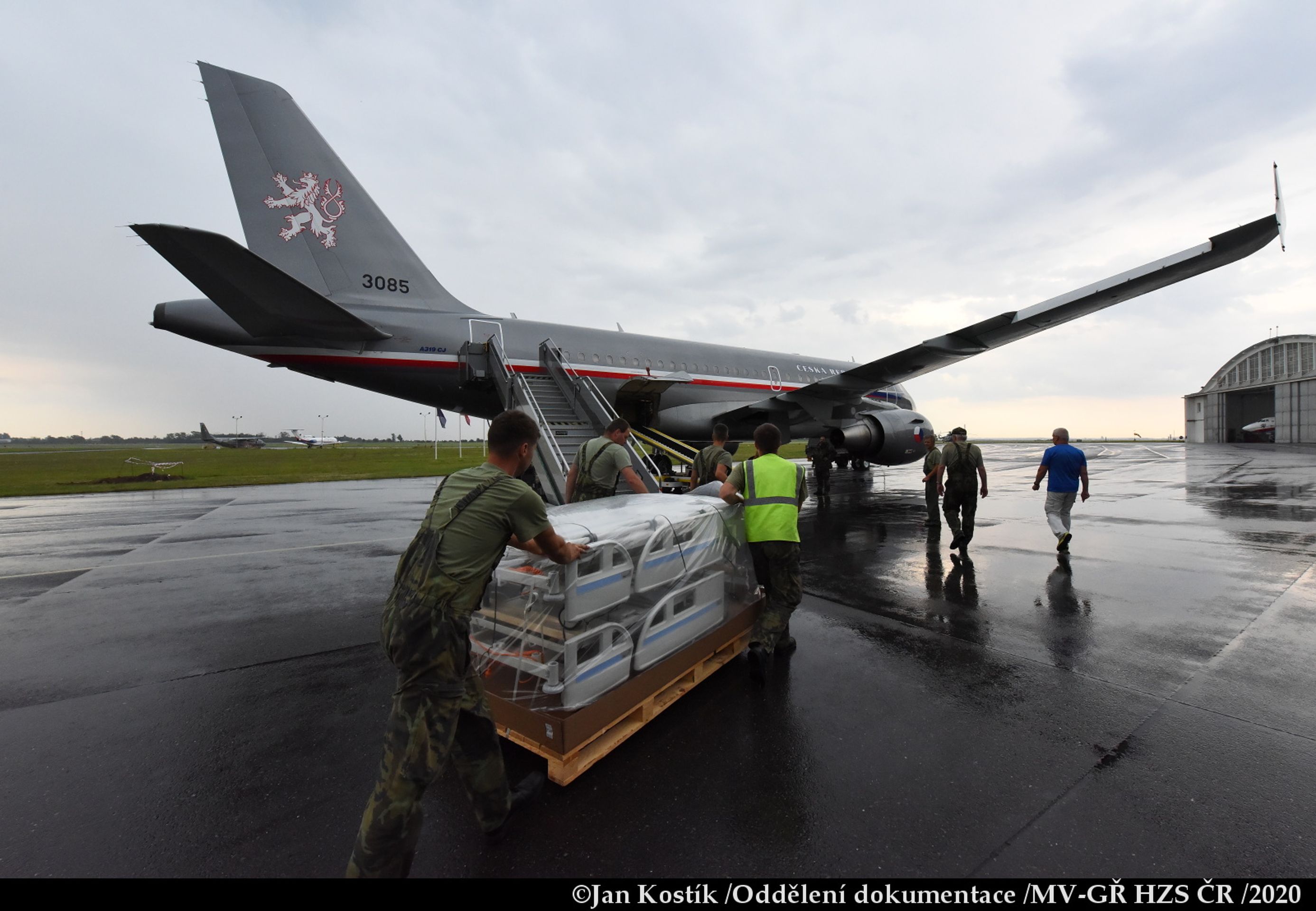 Návrat českého USAR týmu a odlet materiální humanitární pomoci - 6 - GALERIE: Návrat českého USAR týmu a odlet materiální humanitární pomoci (6/43)