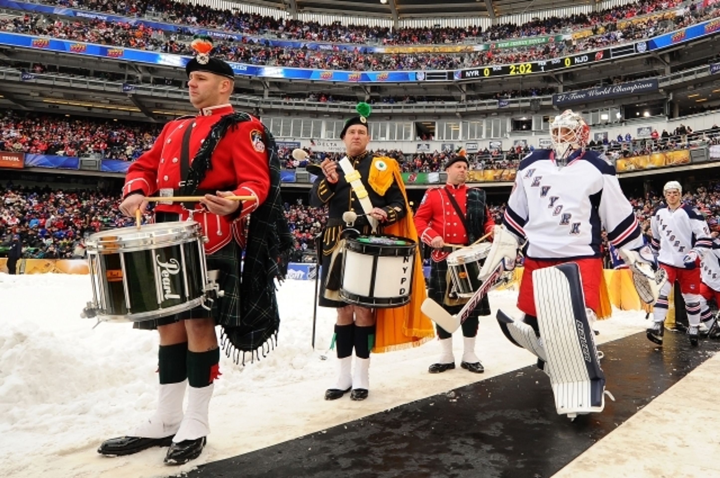 NHL na Yankee Stadium: Devils vs. Rangers - 16 - GALERIE: NHL na stadionu Yankees: Devils - Rangers (17/22)