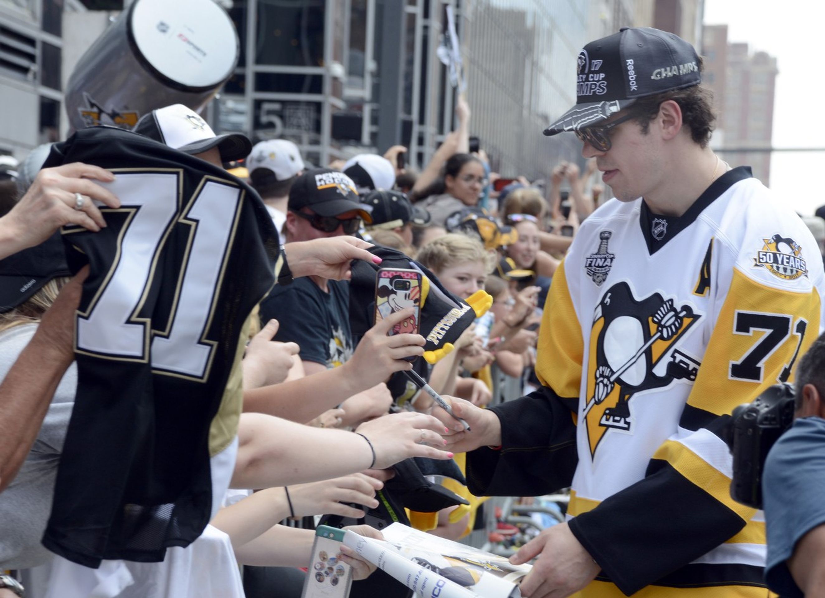 Jevgenij Malkin na oslavách Stanley Cupu - GALERIE: Oslavy Stanley Cupu v Pittsburghu (5/5)