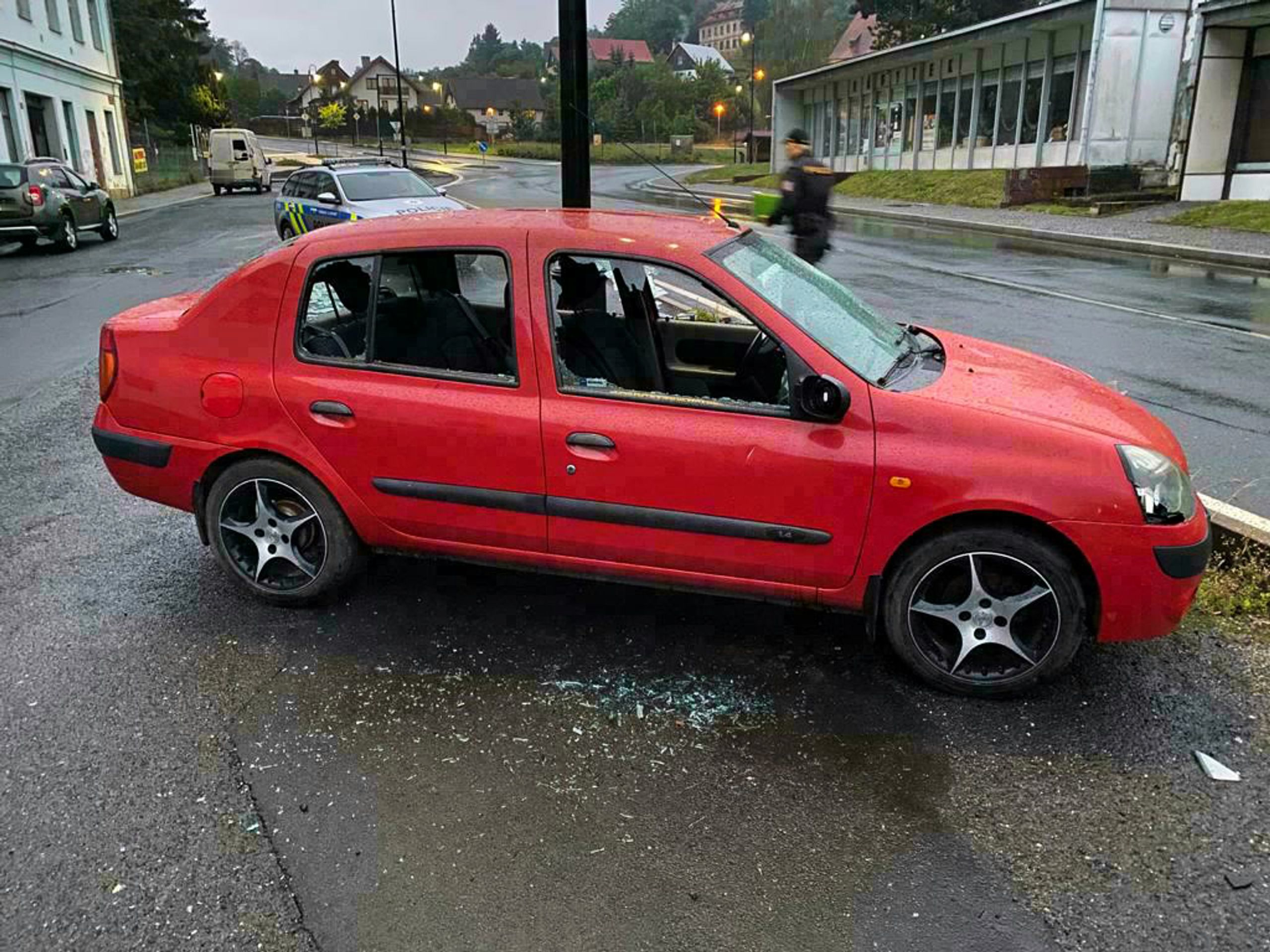 Muž na Sokolovsku poničil sekerou zaparkované vozidlo - 4 - GALERIE: Muž na Sokolovsku poničil sekerou zaparkované vozidlo (4/6)