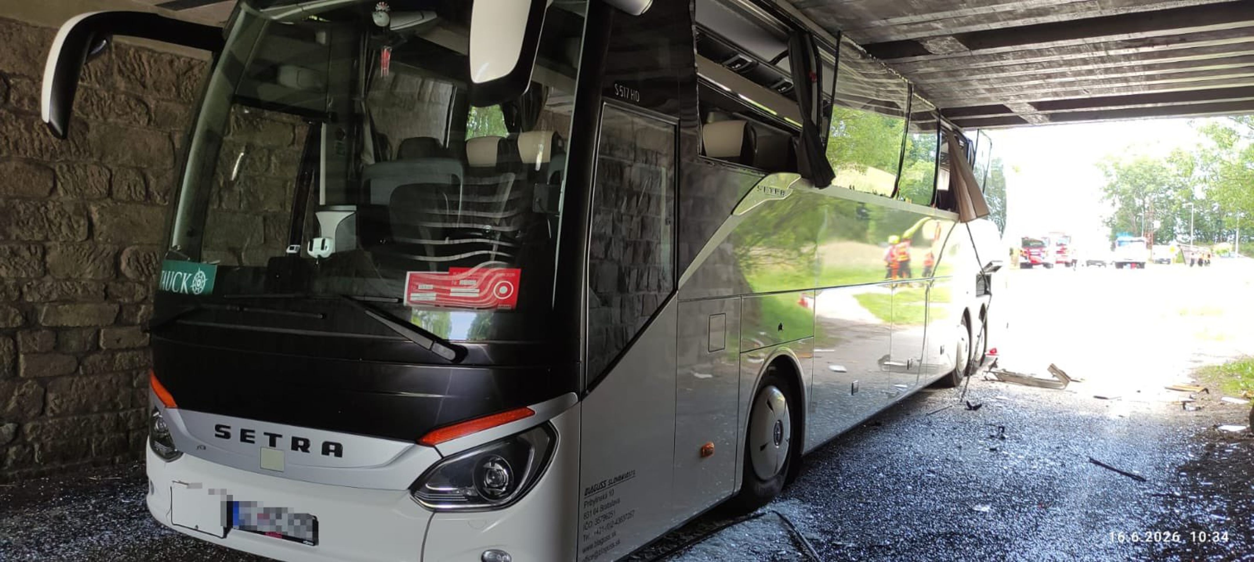 Autobus zůstal zaseknutý pod železničním viaduktem - Autobus zůstal zaseknutý pod železničním viaduktem (2/7)