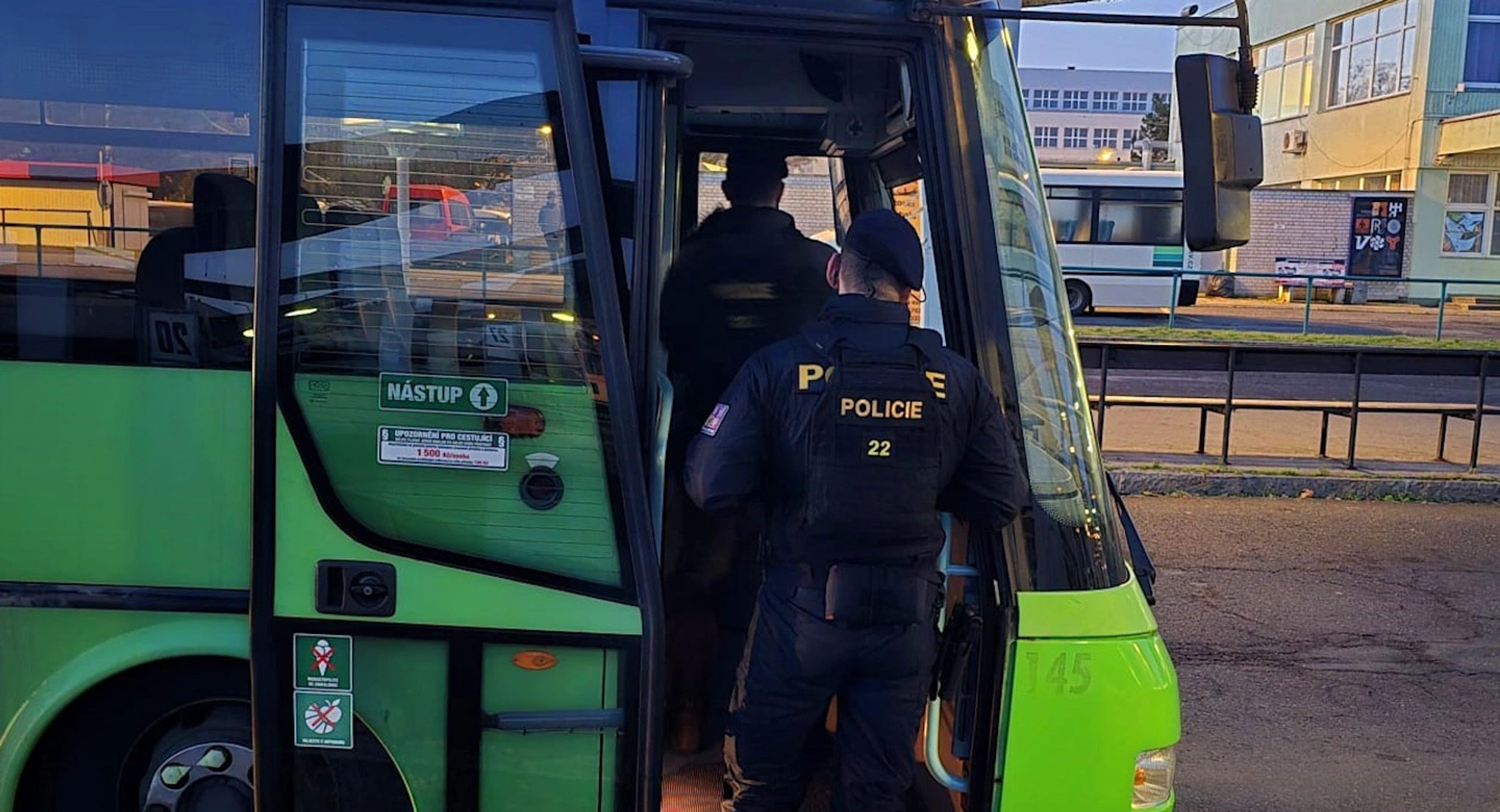 Řidič autobusu přivezl do Plzně cestující a pak nadýchal více než dvě promile (1) - Pondělní výjezdy kvůli alkoholu (1/8)