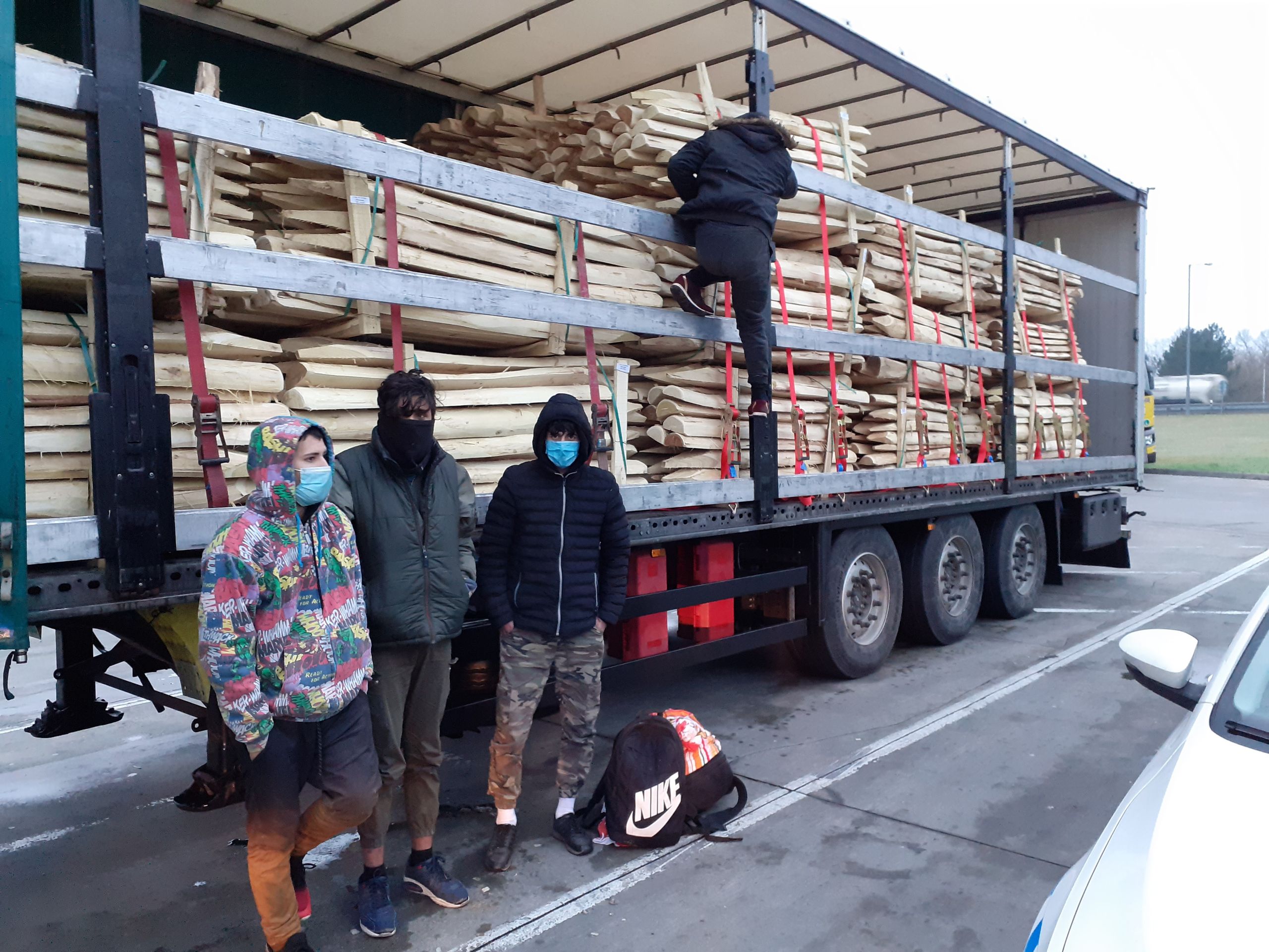 Běžence našli jihomoravští celníci v bulharském kamionu u slovenských hranic - 4 - GALERIE: Běžence našli jihomoravští celníci v bulharském kamionu u slovenských hranic (4/5)