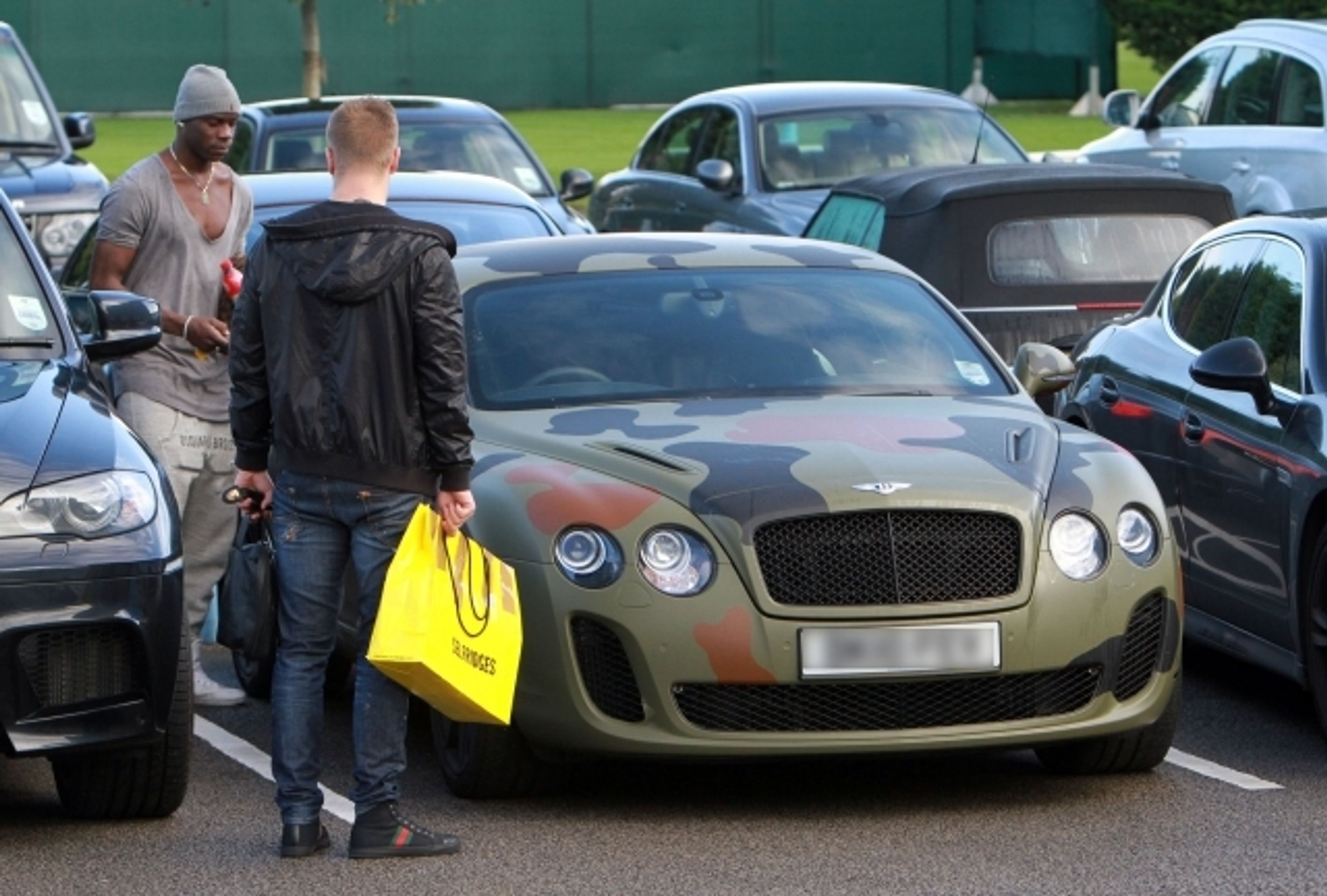 Balotelli bentley - 7 - GALERIE: Mario Balotelli a jeho bentley (3/7)