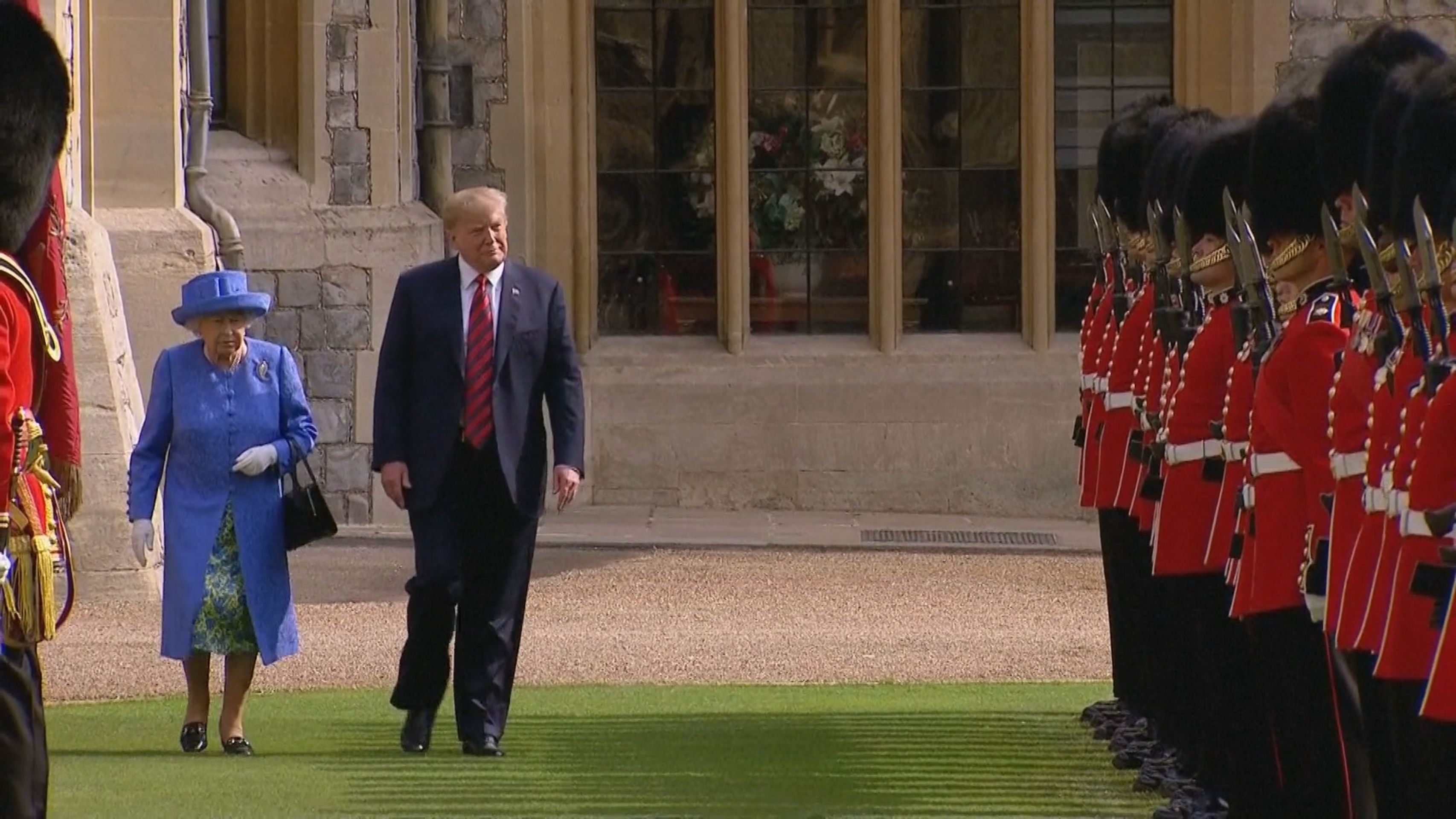 Donald Trump a královna Alžběta II. - 6 - GALERIE: Trapas Donalda Trumpa před britskou královnou (7/12)