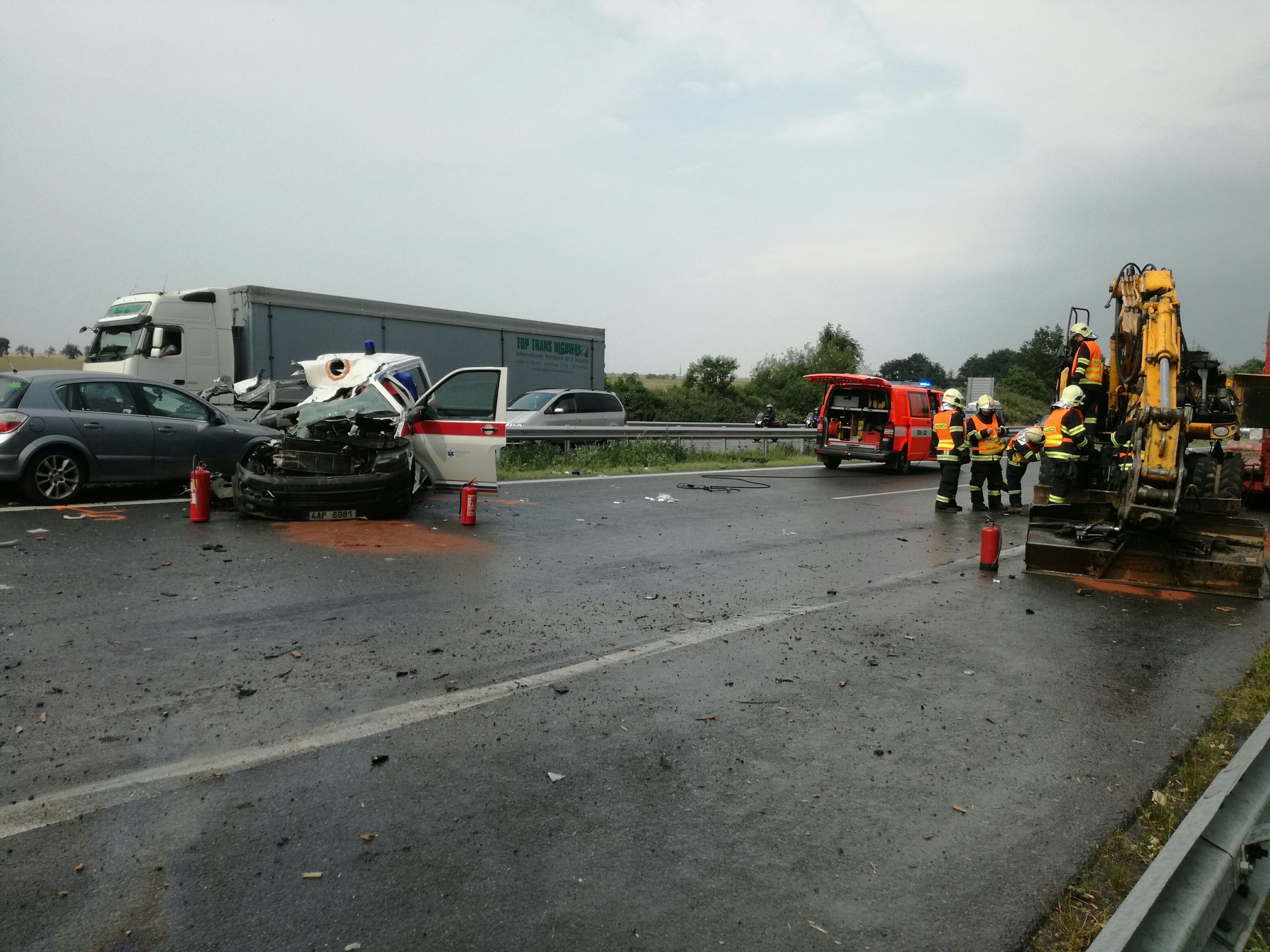 Bagr spadl na D5 na sanitku - 4 - GALERIE: Pád bagru na dálnici D5 na sanitku (4/7)