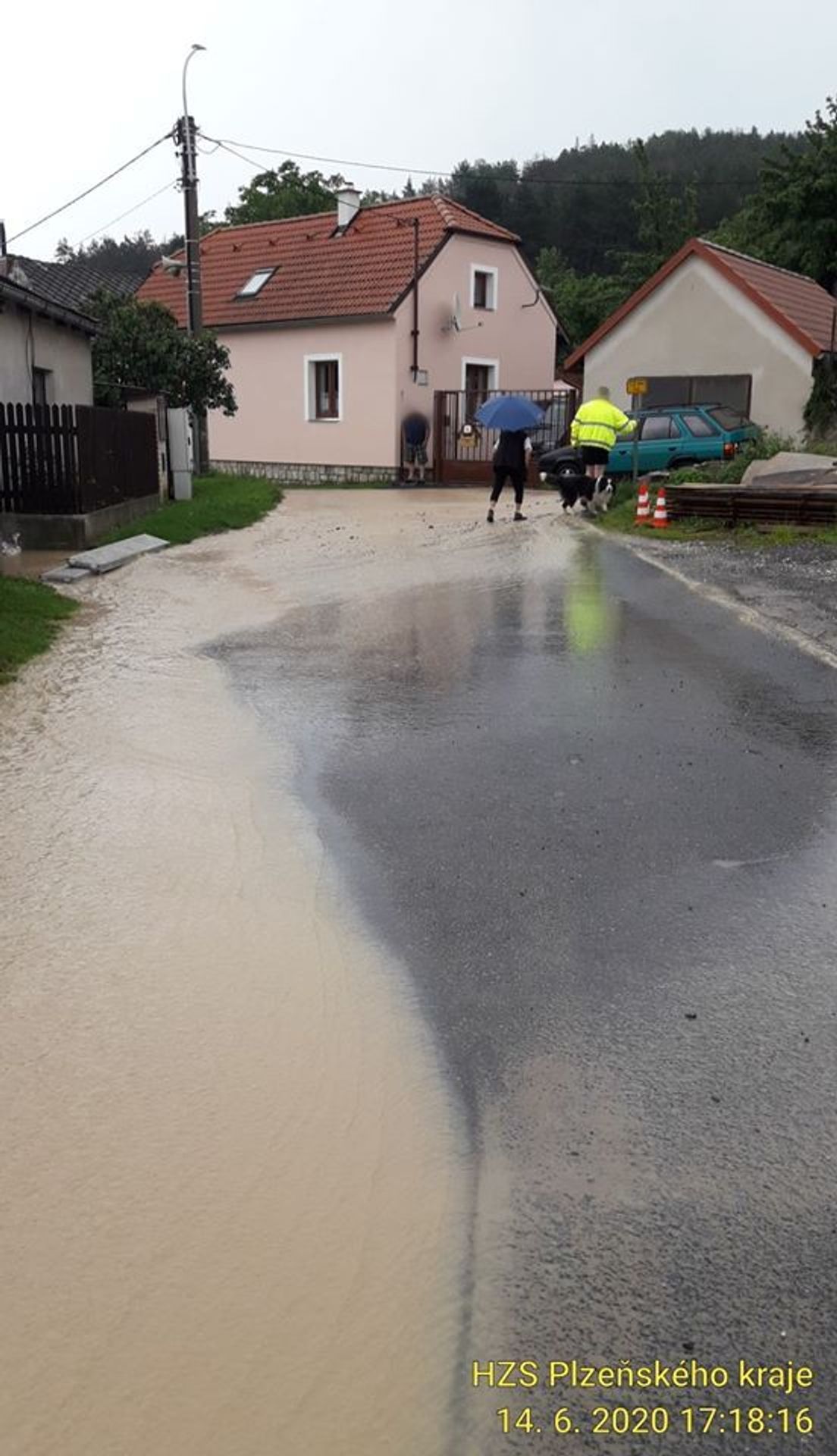 Odstraňování následků bouřek a přívalových dešťů v Plzeňském kraji - 2 - GALERIE: Následky bouřek a bleskových povodní očima hasičů (13/14)