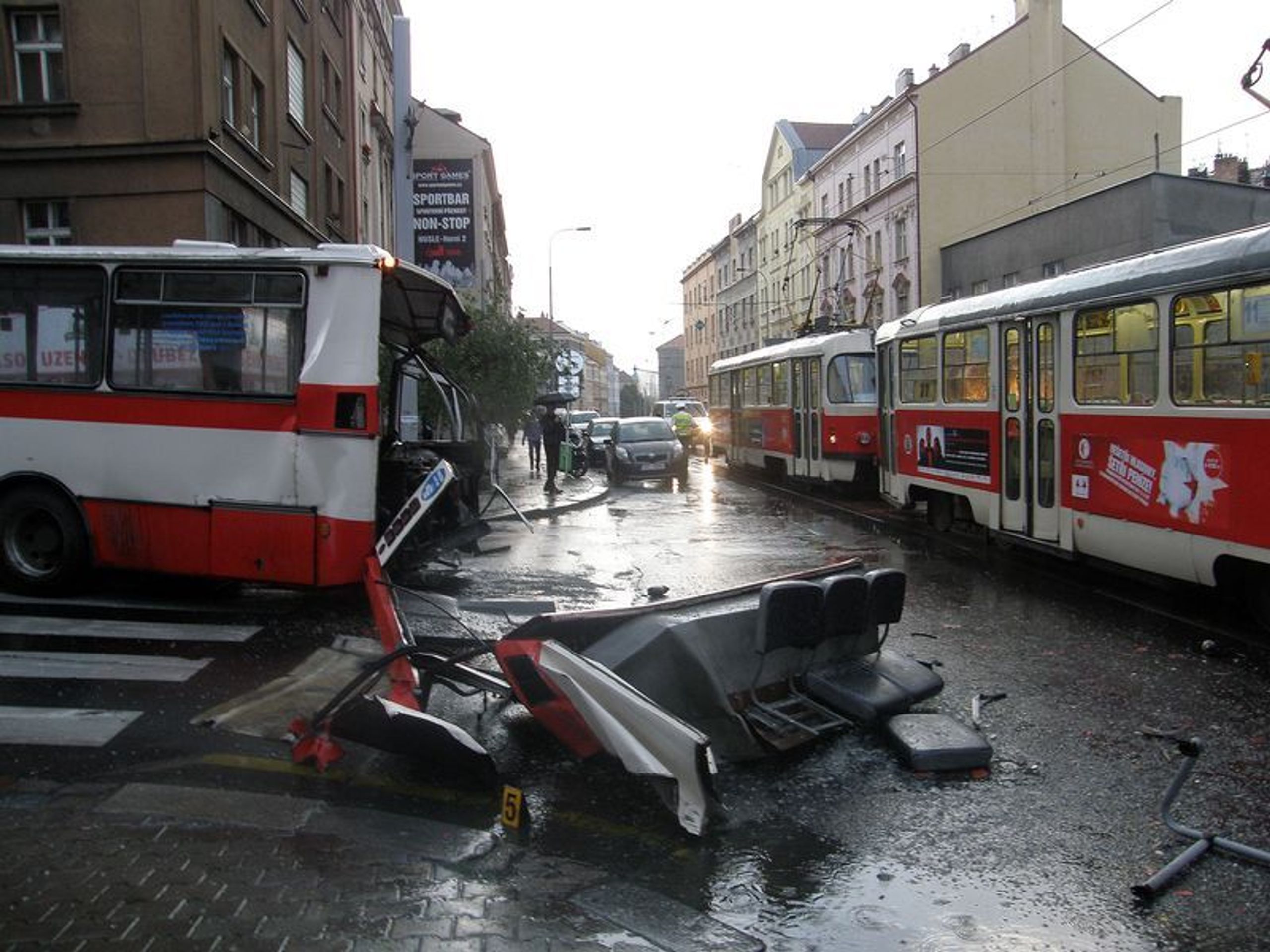 Srážka tramvaje a autobusu v pražských Nuslích - 1 - GALERIE: Srážka tramvaje a autobusu v pražských Nuslích (5/9)