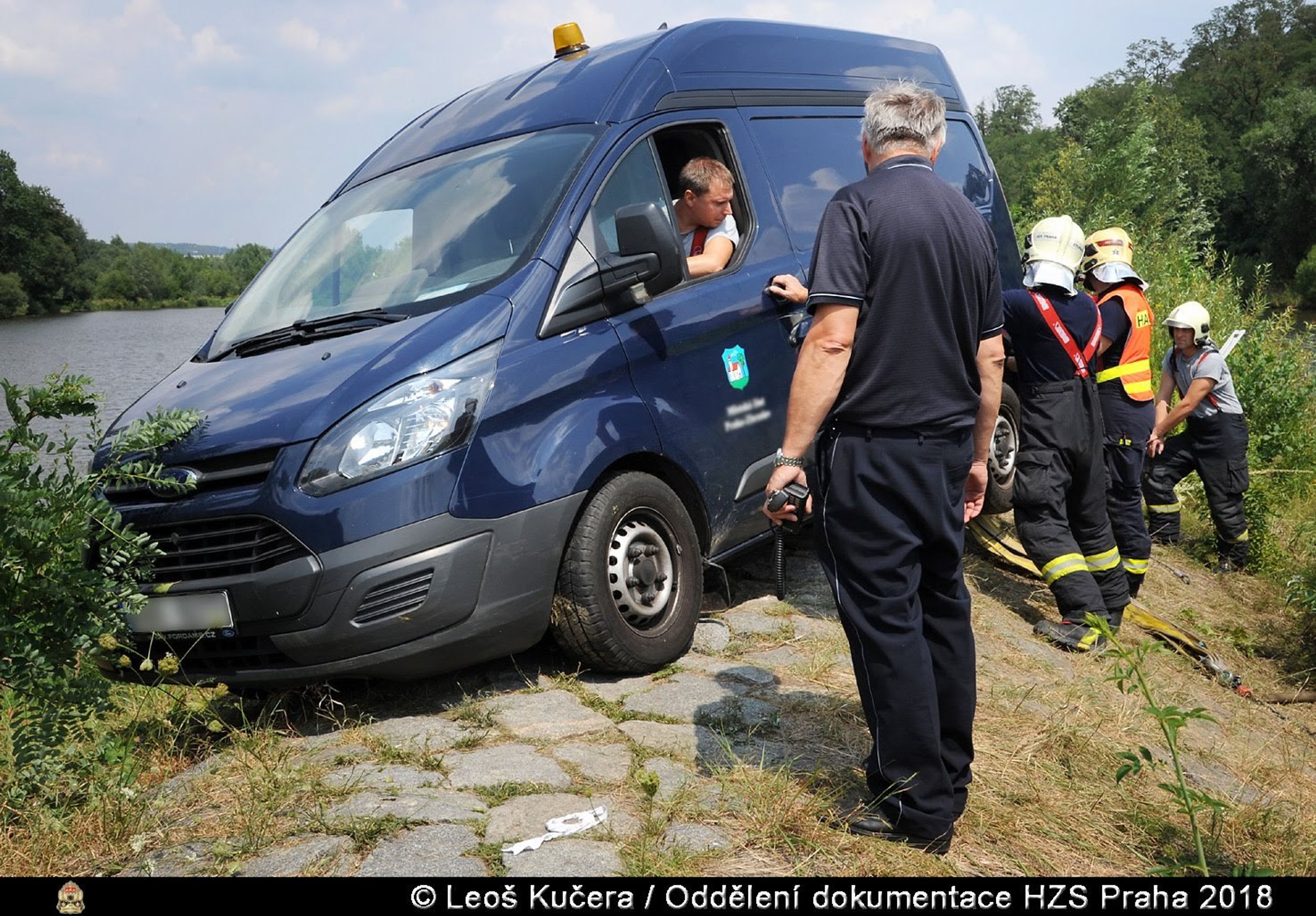 Hasiči v Praze vytahovali dodávku, která sjela do Vltavy - 9 - GALERIE: Hasiči v Praze vyprošťovali auto z Vltavy (2/10)