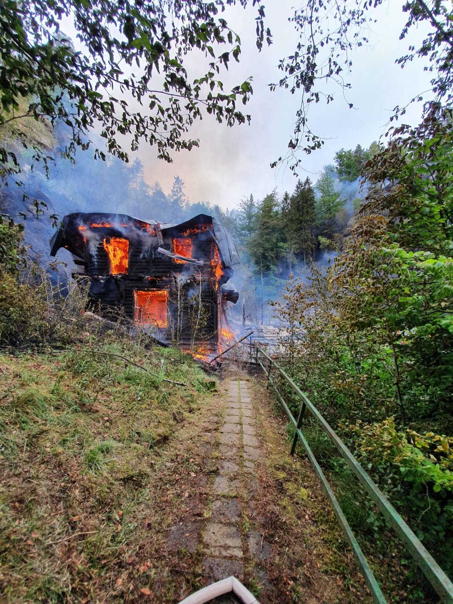 Hasiči zasahovali u požáru dvou chat v Českém Švýcarsku - 2 - GALERIE: Hasiči zasahovali u požáru dvou chat v Českém Švýcarsku (5/6)