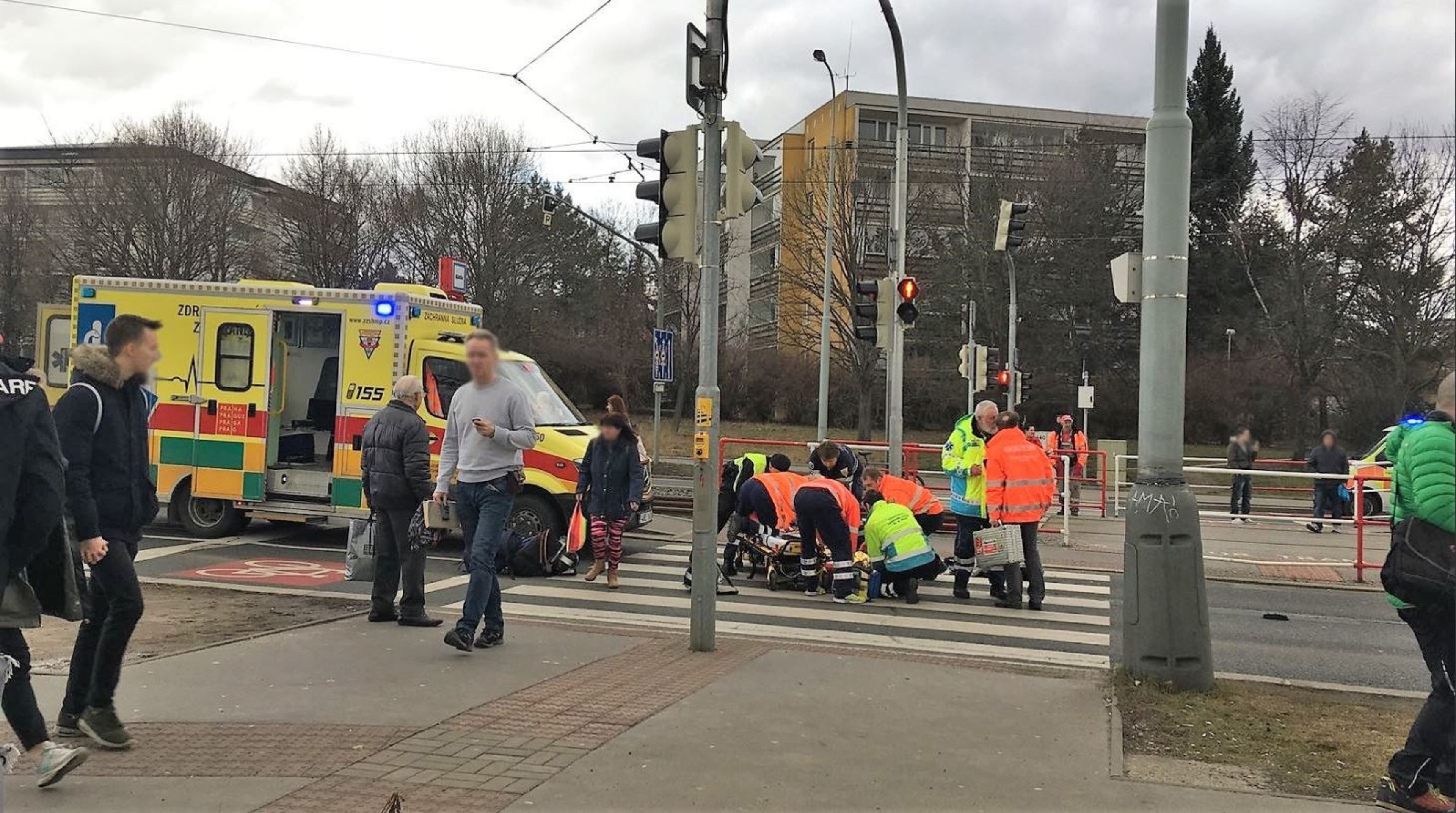 Dopravní nehoda na Švehlově ulici v Praze - 7 - GALERIE: Sražení chodci v Praze (7/8)