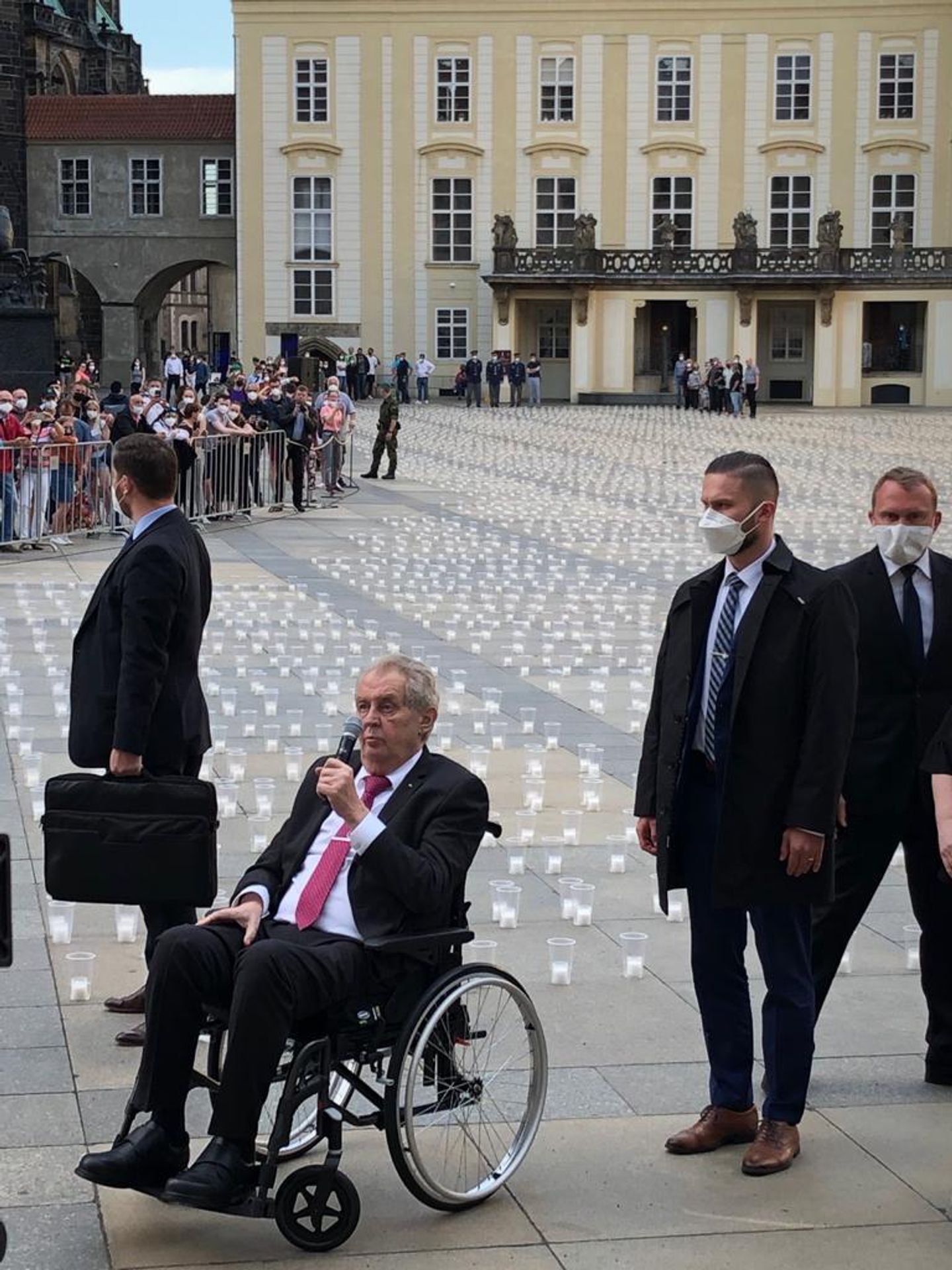 Pietní akce na Pražském hradě - 1 - GALERIE: Pietní akt za oběti koronaviru na Pražském hradě (1/9)