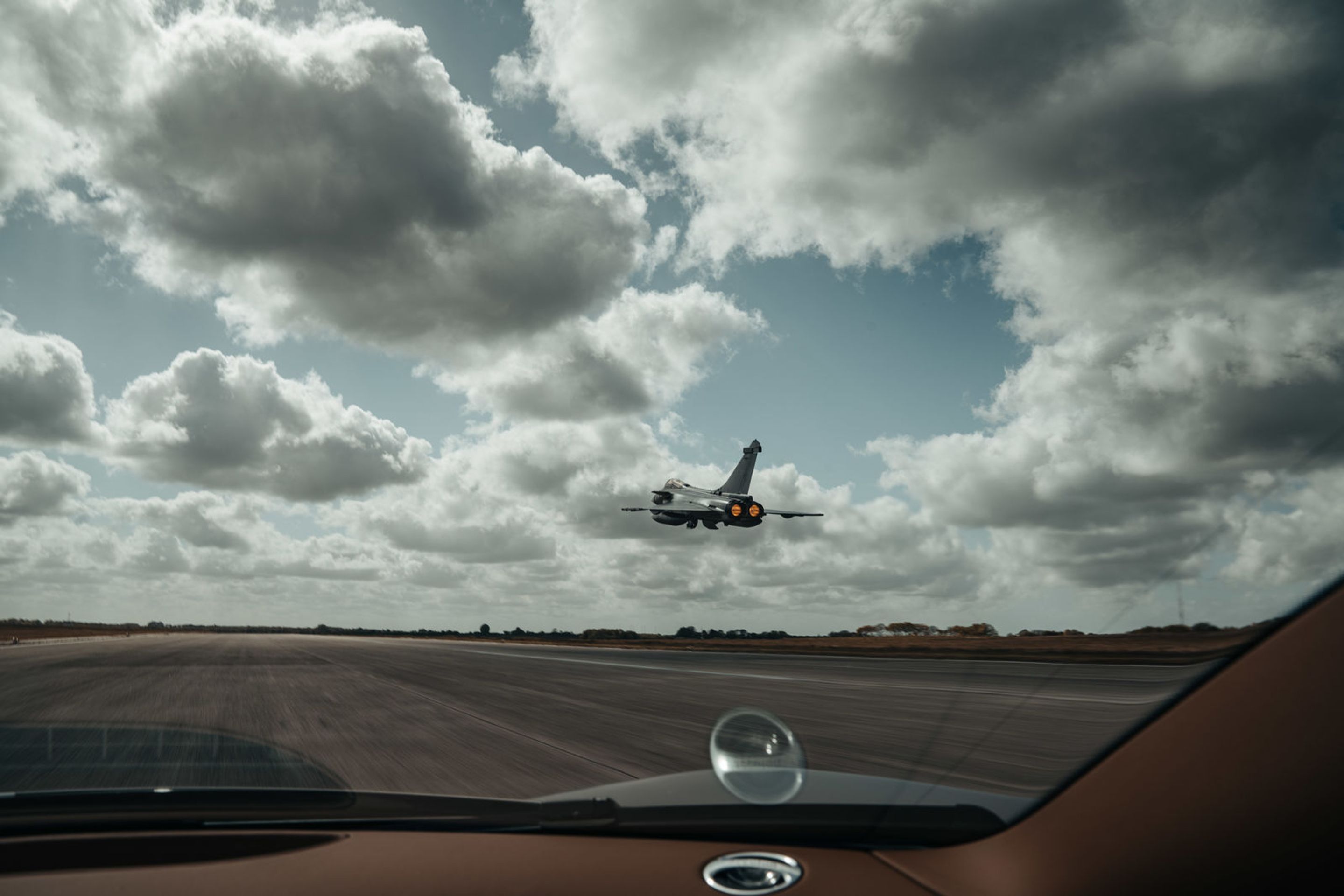 Bugatti Chiron Sport vs. armádní stíhačka - 14 - Fotogalerie: Bugatti Chiron Sport vyzval vojenskou stíhačku (8/13)