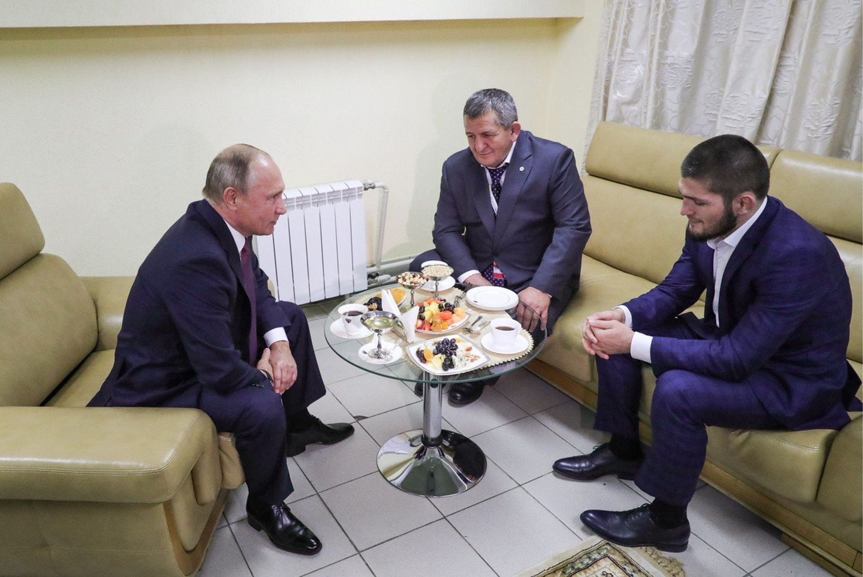Vladimir Putin s Khabibem Nurmagomedovem a jeho otcem - GALERIE: Khabib Nurmagomedov vyhrožuje UFC, že skončí (3/4)
