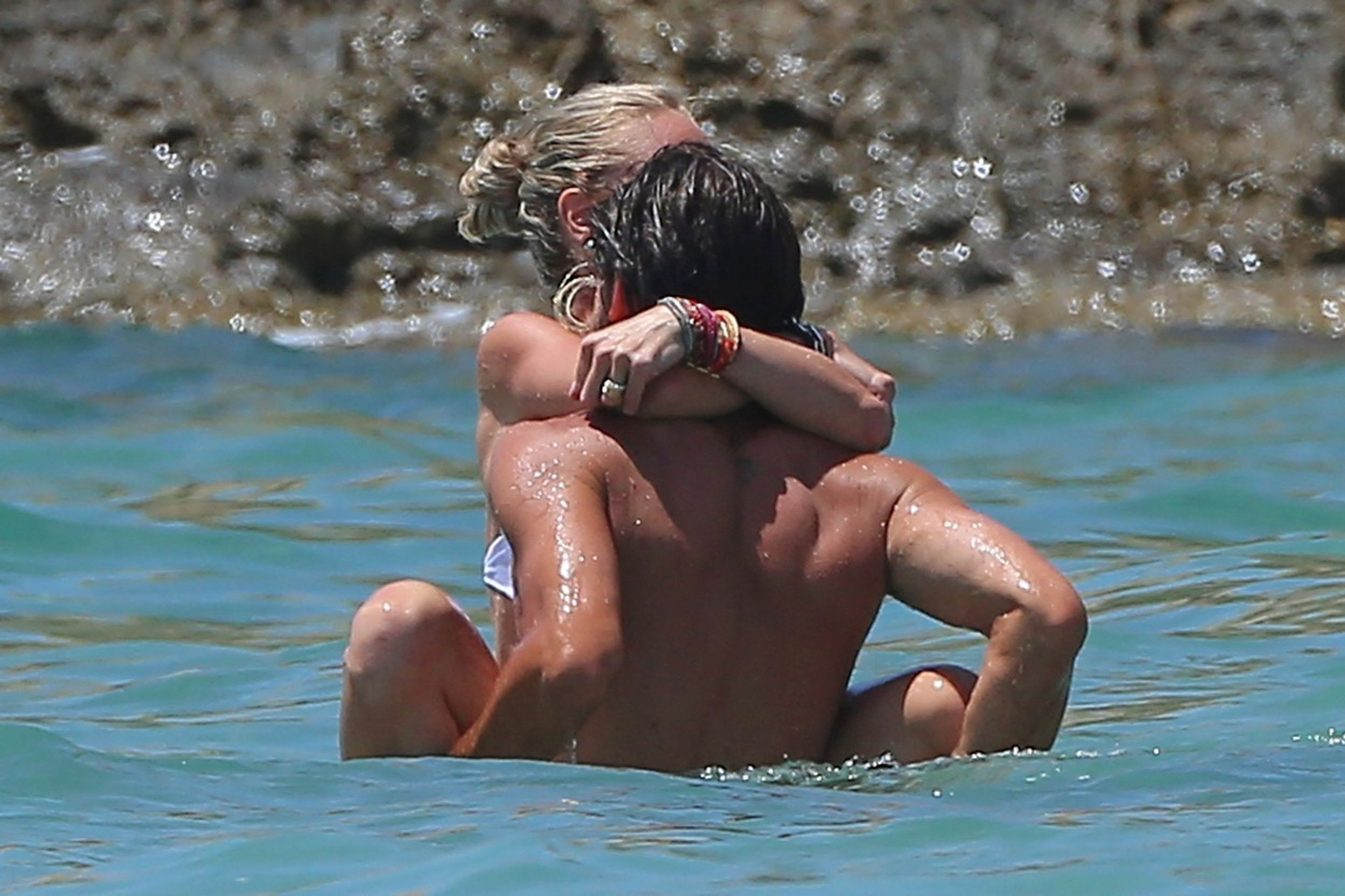 Italský fotbalista Andrea Pirlo se neudržel a v moři se vrhl na svoji přítelkyni Valentinu Baldini - 1 - GALERIE: Italský fotbalista Andrea Pirlo se neudržel a v moři se vrhl na svoji přítelkyni Valentinu Baldini (1/4)