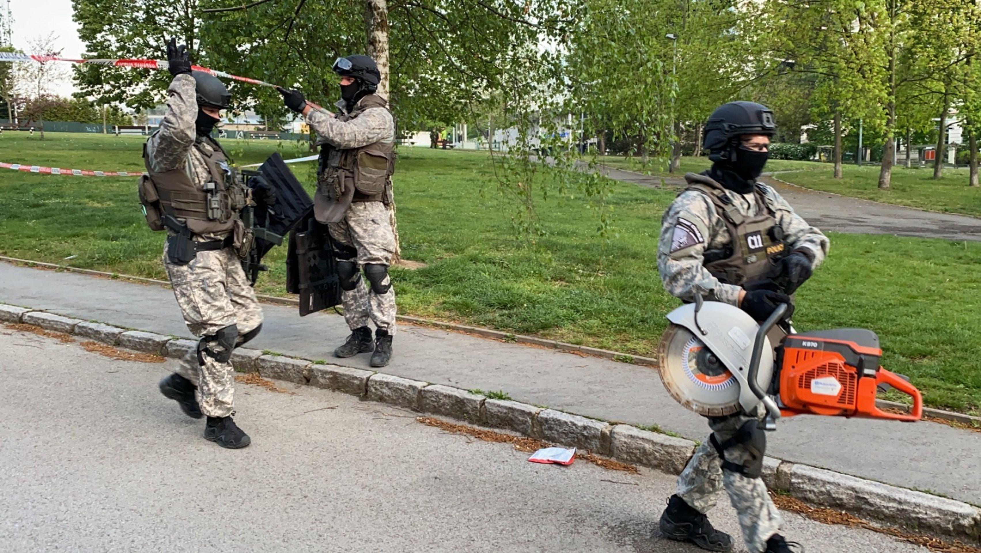 Zásah v domě hrůzy v Pechlátově ulici v Praze - 4 - GALERIE: Zásah policie v domě hrůzy v Pechlátově ulici (16/19)