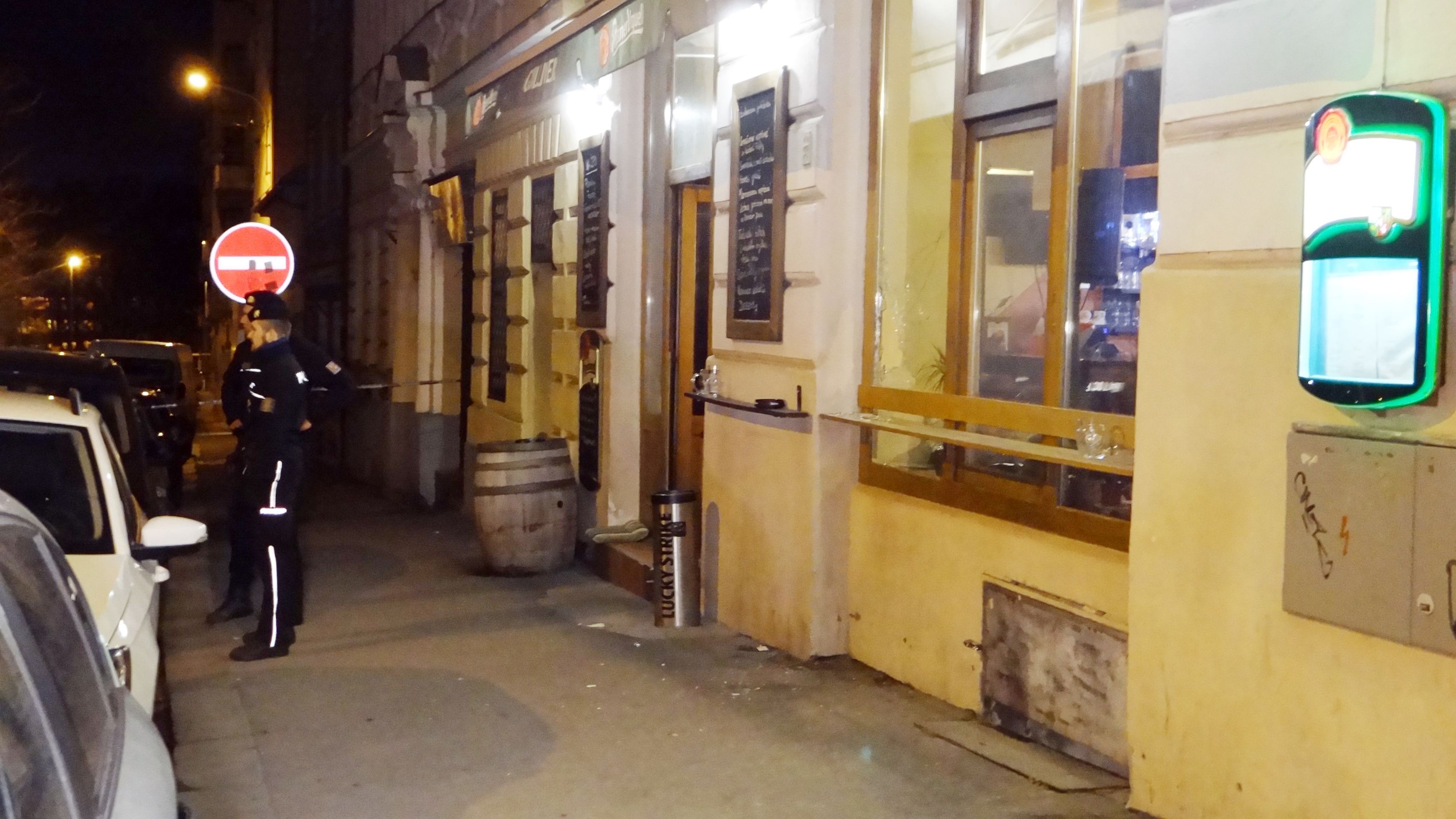 Muž nejprve vystřelil do vzduchu a poté do okna restaurace - GALERIE: Střelba v pražských Vršovicích (7/7)