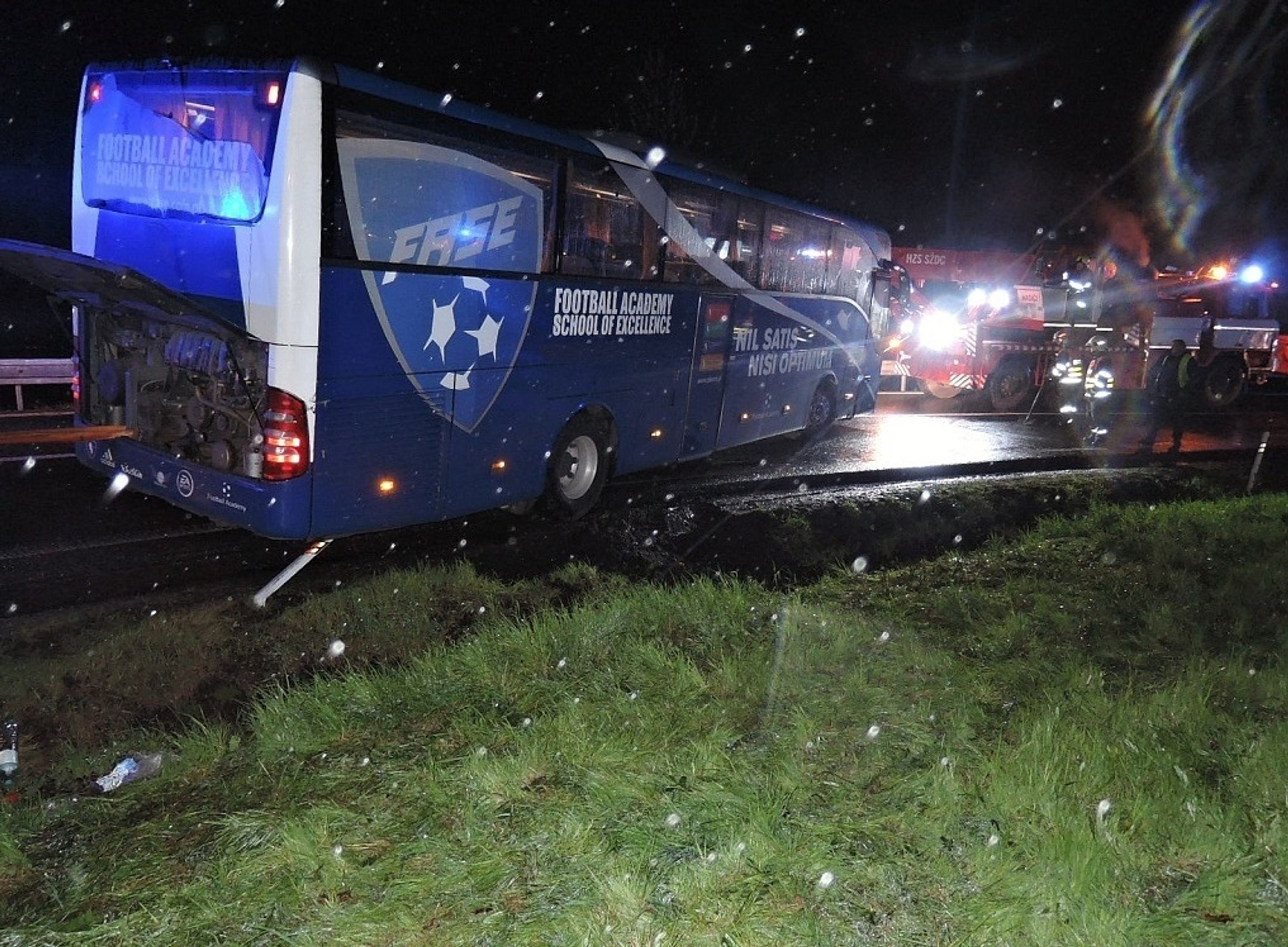 Nehoda autobusu s dětmi - 7 - GALERIE: Autobus s dětmi vyjel ze silnice (1/7)