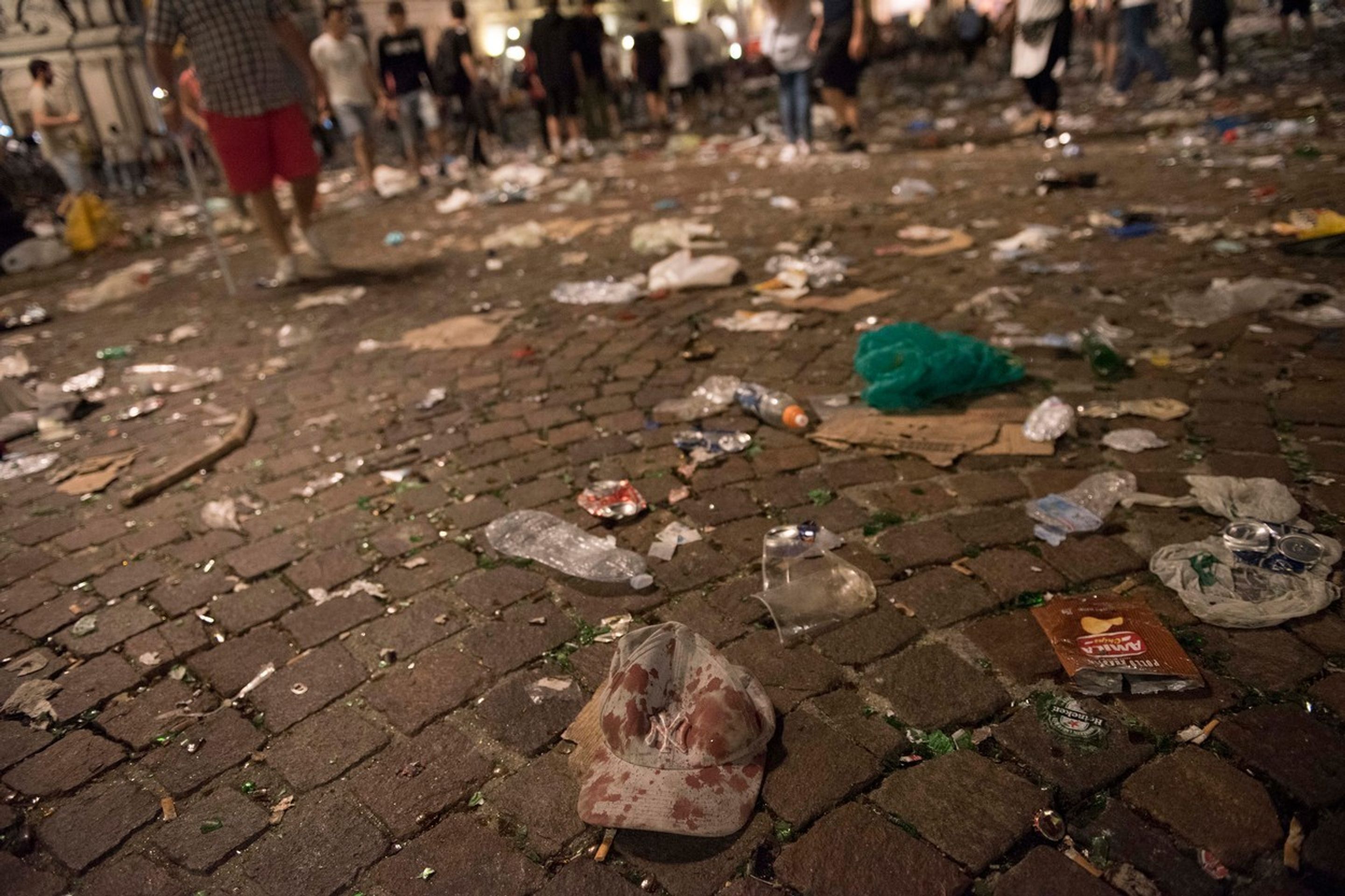 Obrázky po výbuchu v Turíně - 7 - GALERIE: Obrázky po výbuchu mezi fanoušky v Turíně (7/10)