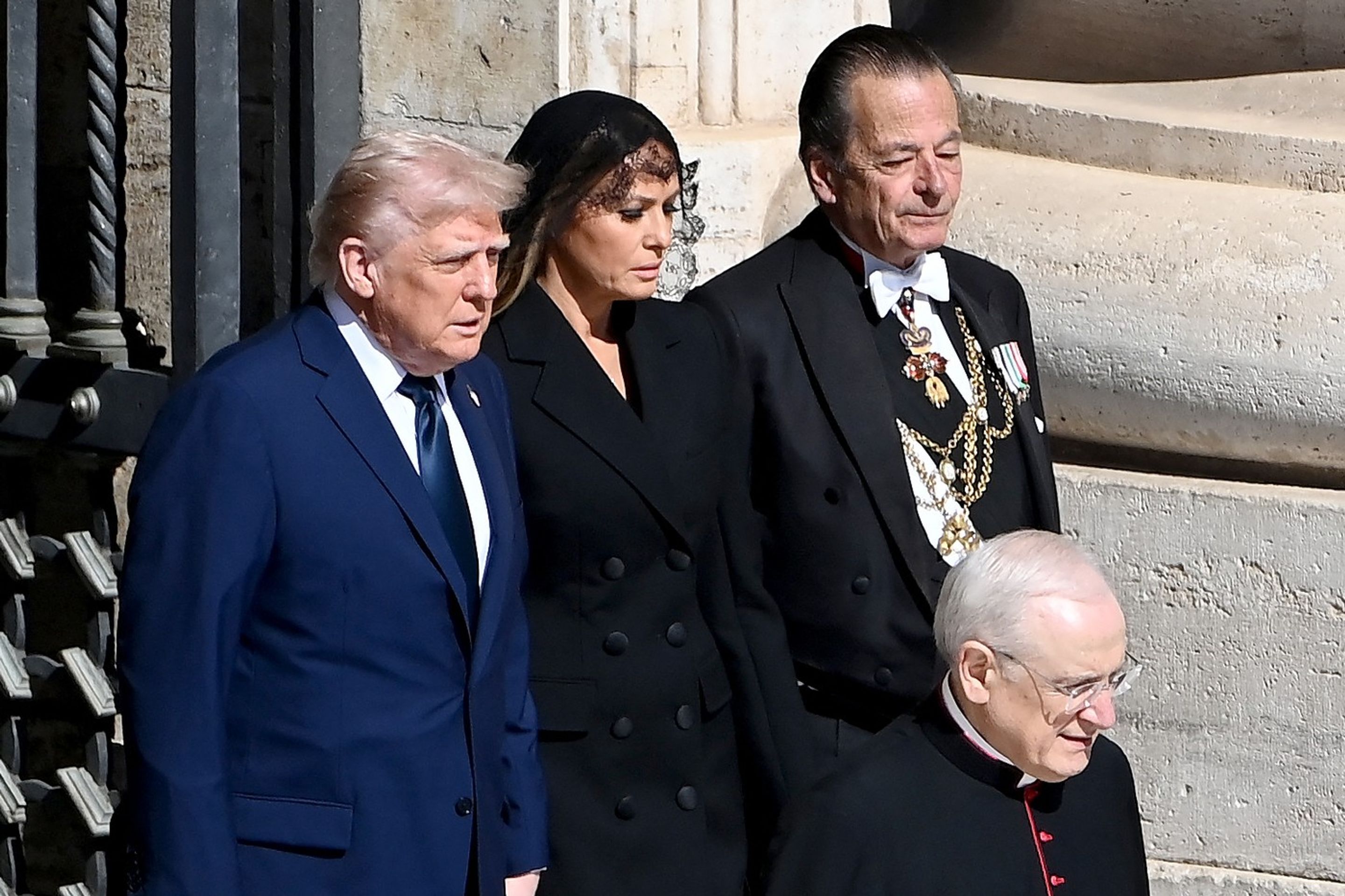 Donald a Melania Trumpovi - Trumpovi na pohřbu papeže Františka (3/3)